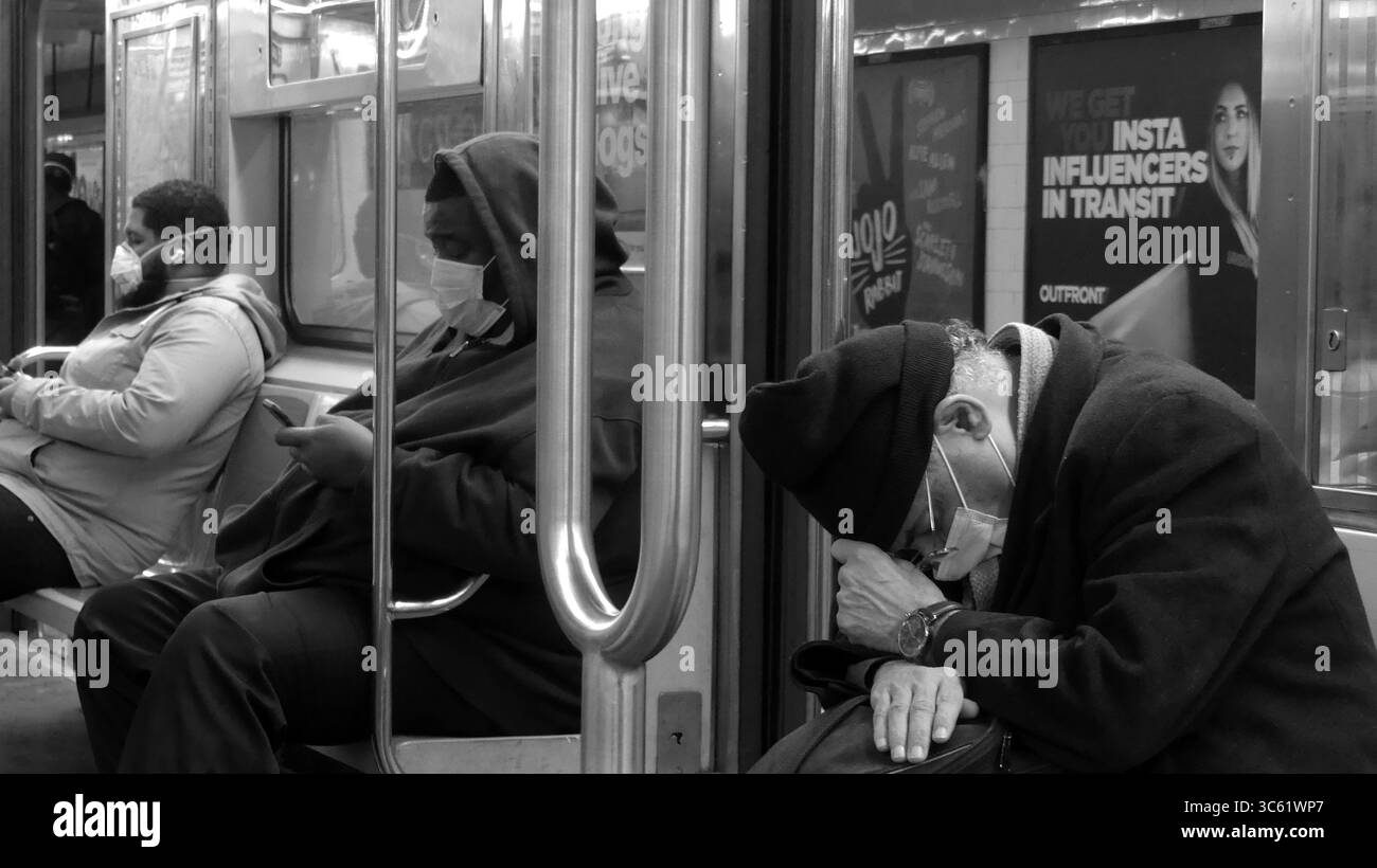 5 maggio 2020, New York, New York, Stati Uniti d'America: Insta influencers in Transit. 5 maggio 2020 (Credit Image: © John Marshall Mantel/ZUMA Wire) Foto Stock