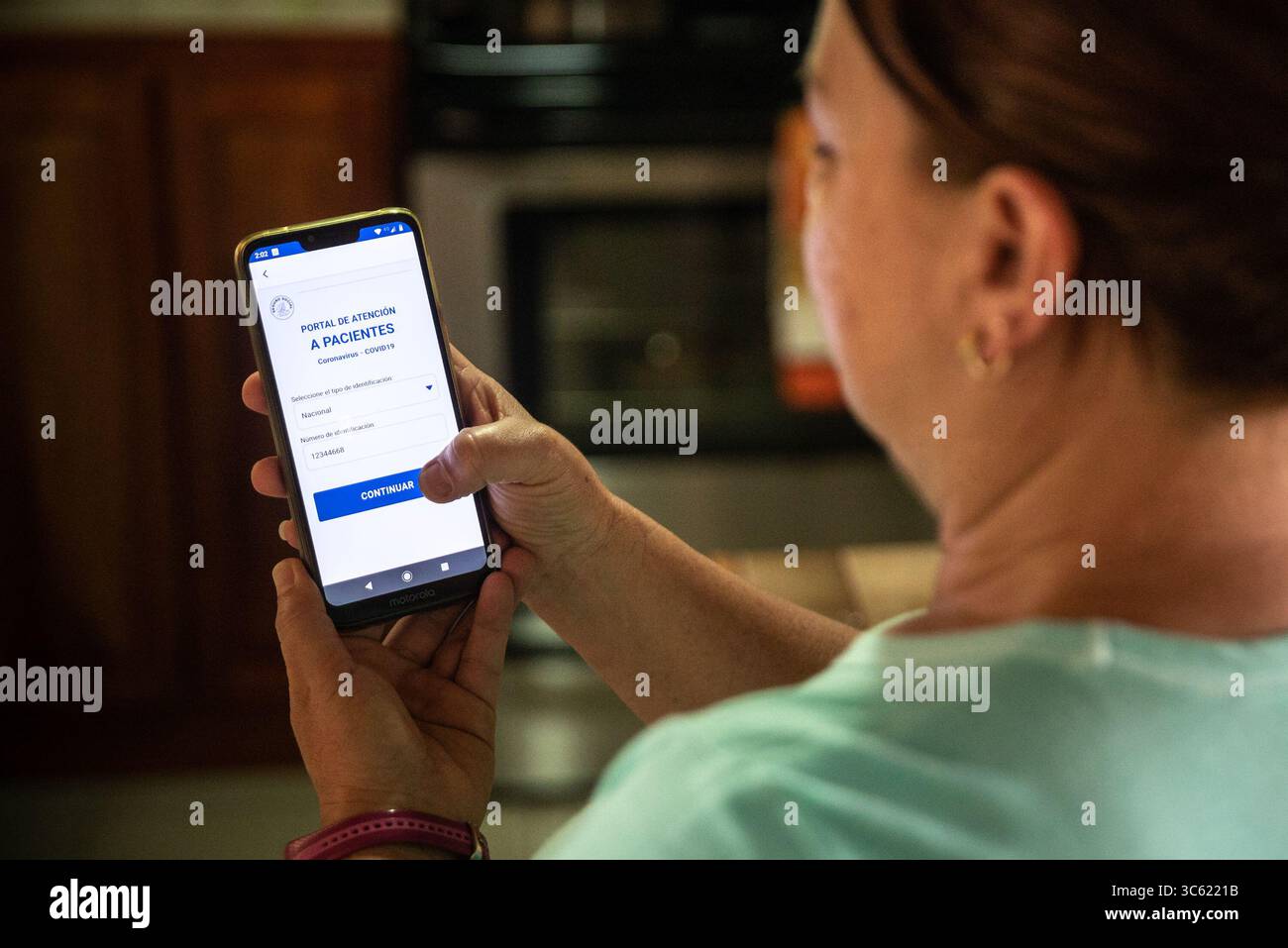6 maggio 2020: 6/5/2020. San Isidro, Heredia. Ama de casa haciendo uso de la aplicaciÃÂ³n EDU (Expediente digital ÃÂºnico en salud), de la Caja Costarricense del Seguro Social que permite tener acceso a informaciÃÂ³n del expediente digital de los asegurados de la CCSS, ahora tambiÃÂ©n muestra informaciÃÂ³n del nivel de riesgo que tiene cada persona al coronavirus. Foto Jeffrey Zamora (immagine di credito: © Jeffrey Zamora/la Nacion via ZUMA Press) Foto Stock