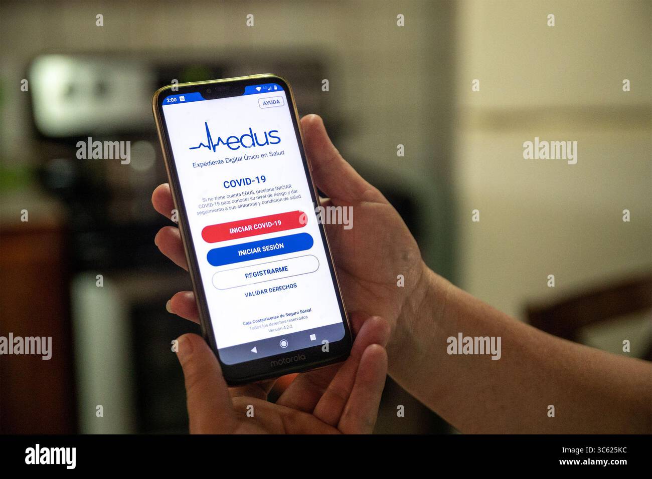 6 maggio 2020: 6/5/2020. San Isidro, Heredia. Ama de casa haciendo uso de la aplicaciÃÂ³n EDU (Expediente digital ÃÂºnico en salud), de la Caja Costarricense del Seguro Social que permite tener acceso a informaciÃÂ³n del expediente digital de los asegurados de la CCSS, ahora tambiÃÂ©n muestra informaciÃÂ³n del nivel de riesgo que tiene cada persona al coronavirus. Foto Jeffrey Zamora (immagine di credito: © Jeffrey Zamora/la Nacion via ZUMA Press) Foto Stock