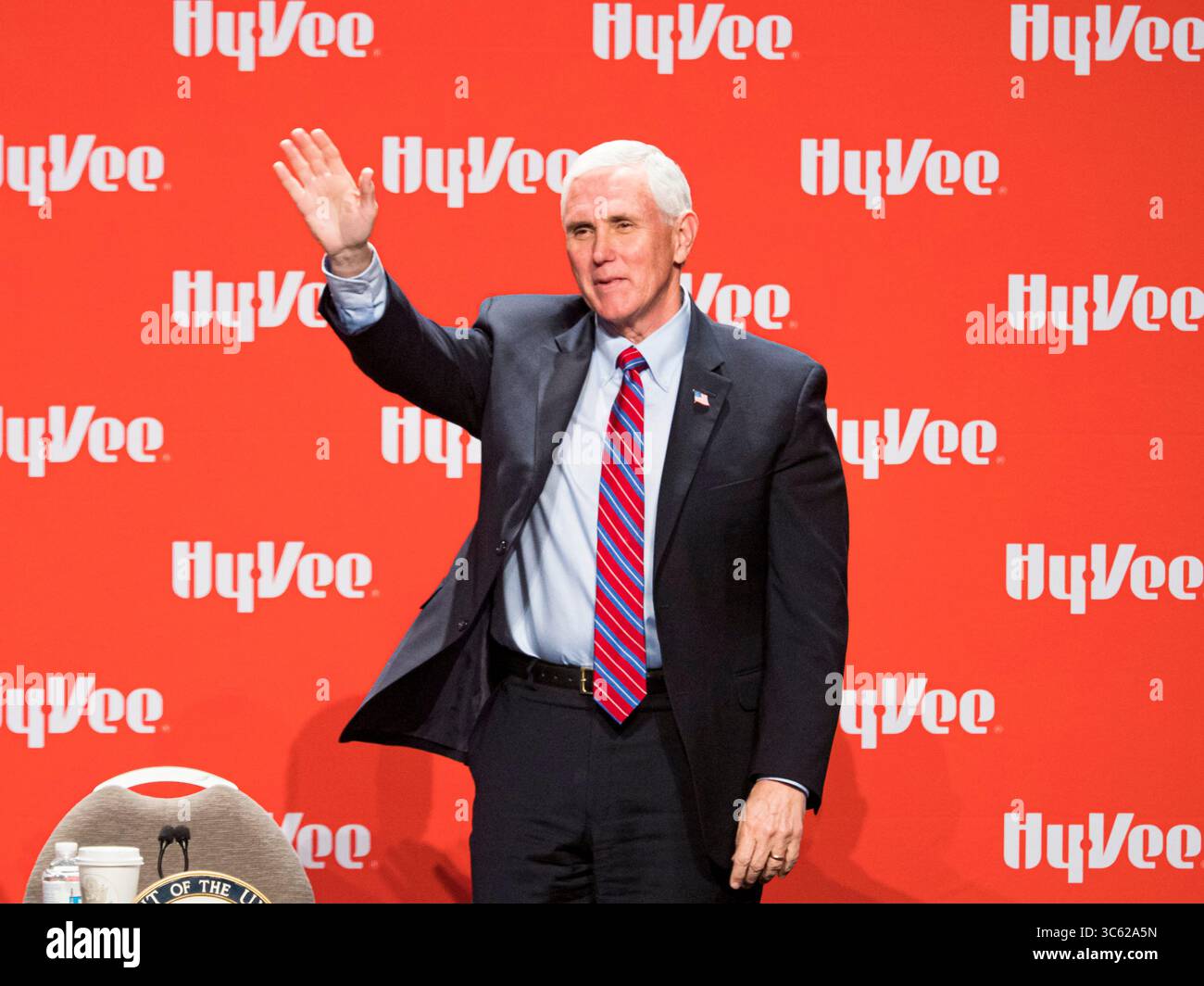 8 maggio 2020, West Des Moines, Iowa, Stati Uniti: Il Vice Presidente MIKE PENCE si rivolge alla folla presso la sede centrale di Hy-Vee, una catena di negozi di alimentari regionale, per parlare della sicurezza del sistema di approvvigionamento alimentare. Il governatore dell'Iowa ha iniziato a riaprire le attività nello stato anche se le infezioni da coronavirus continuano a crescere. Il presidente Trump ha firmato un ordine esecutivo il 28 aprile per costringere gli impianti di confezionamento della carne a rimanere aperti come parte di infrastrutture critiche. (Immagine di credito: © Jack Kurtz/ZUMA Wire) Foto Stock