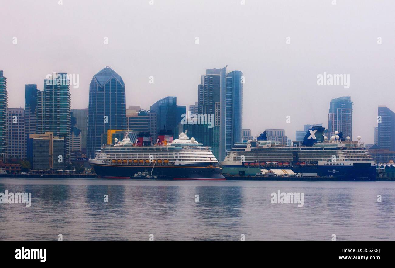 1° maggio 2020, San Diego, California, USA: Le navi da crociera Disney Wonder e Celebrity Millennium tornarono al molo di B Street il 1° maggio dopo essere state ancorate appena al largo della costa di San Diego. Nelle ultime settimane, le navi, che hanno ancora membri dell'equipaggio a bordo, si sono alternate tra il molo e l'area di ancoraggio esterna. (Immagine di credito: © TNS via cavo ZUMA) Foto Stock