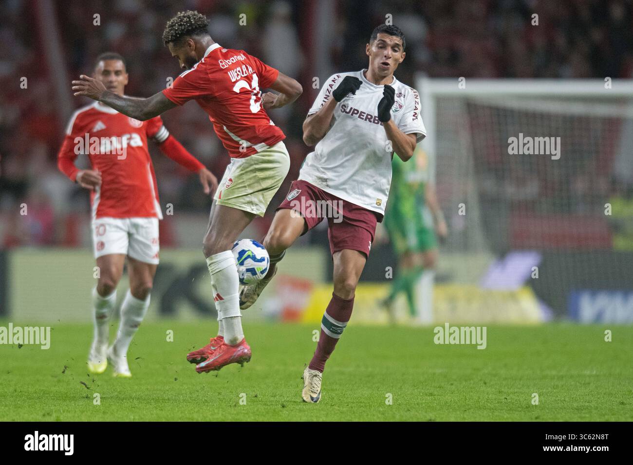 Porto Alegre, Brasile. 30 luglio 2025. Wesley dell'Internacional combatte per il possesso con Kevin Serna di Fluminense, durante la partita tra Internacional e Fluminense, per il 16 round della Coppa del Brasile 2025, allo Stadio Beira-Rio, a Porto Alegre il 30 luglio. Foto: Max Peixoto/DiaEsportivo/Alamy Live News crediti: DiaEsportivo/Alamy Live News Foto Stock