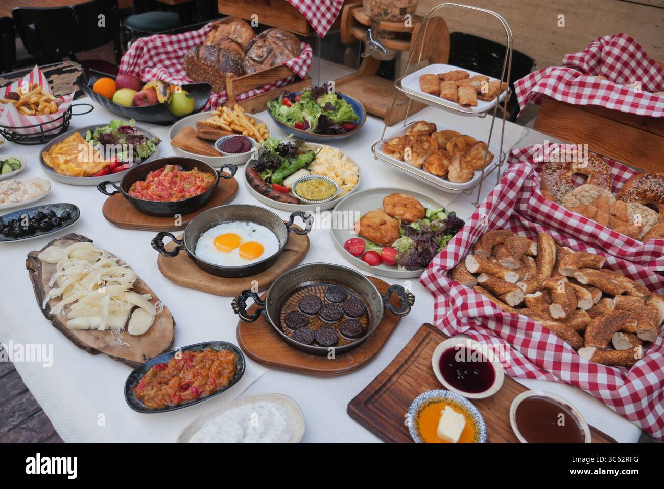 Colazione turca a buffet con vari piatti e frutta fresca Foto Stock