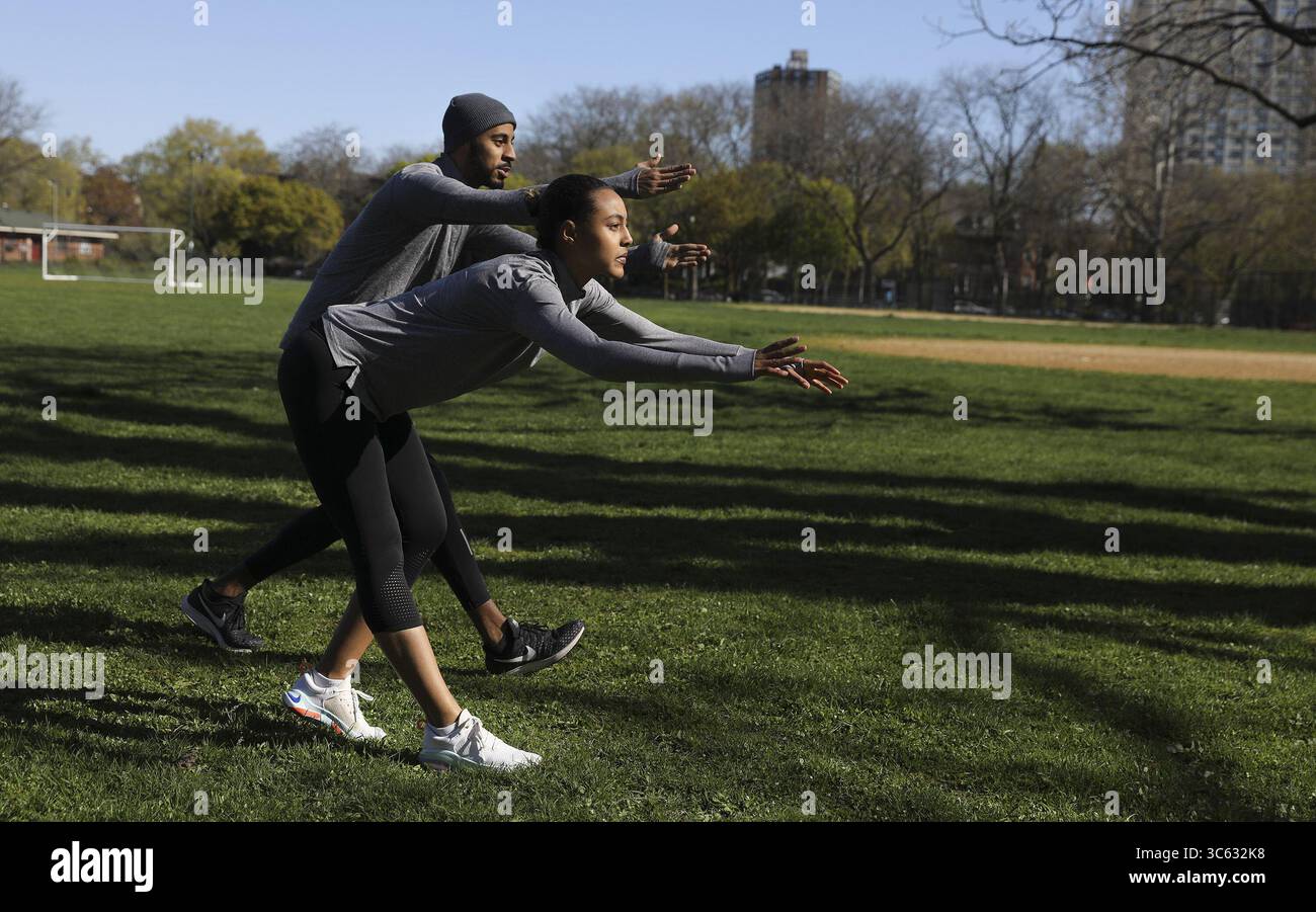 9 maggio 2020, Chicago, Illinois, Stati Uniti: Matthew Manning e il suo partner Courtney Phillips, co-fondatori di un gruppo di corsa di Chicago chiamato GumboFit, fanno leggeri tratti dinamici prima della loro corsa mattutina a Kenwood Park, sabato 9 maggio 2020. (Immagine di credito: © TNS via cavo ZUMA) Foto Stock