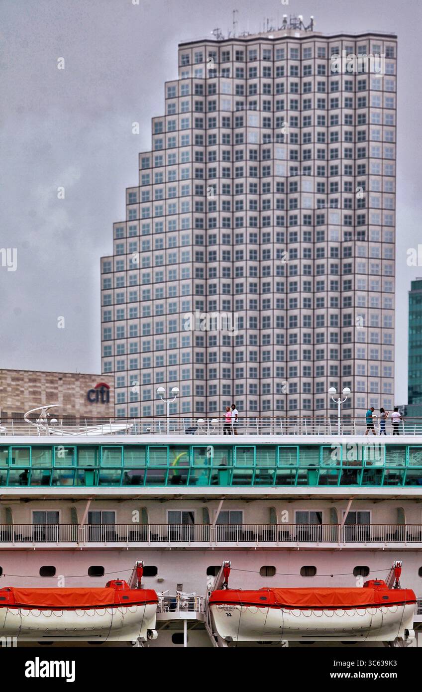 14 maggio 2020, Miami, Florida, Stati Uniti: Sotto i cieli grigi, le persone camminano sul ponte superiore del Royal Caribbean Majesty of the Seas, una nave da crociera di classe Sovereign da 880 piedi ormeggiata al porto di Miami giovedì 14 maggio 2020. (Immagine di credito: © TNS via cavo ZUMA) Foto Stock