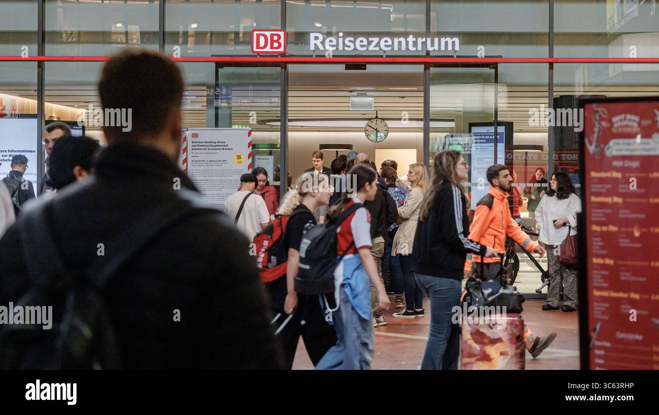 Amburgo, Germania. 30 luglio 2025. Vista del DB Travel Center presso la stazione centrale di Amburgo. Credito: Markus Scholz/dpa/Alamy Live News Foto Stock