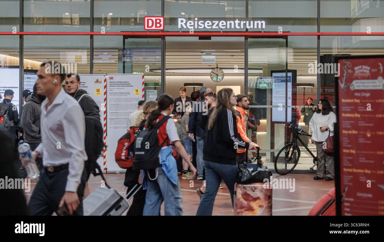 Amburgo, Germania. 30 luglio 2025. Vista del DB Travel Center presso la stazione centrale di Amburgo. Credito: Markus Scholz/dpa/Alamy Live News Foto Stock
