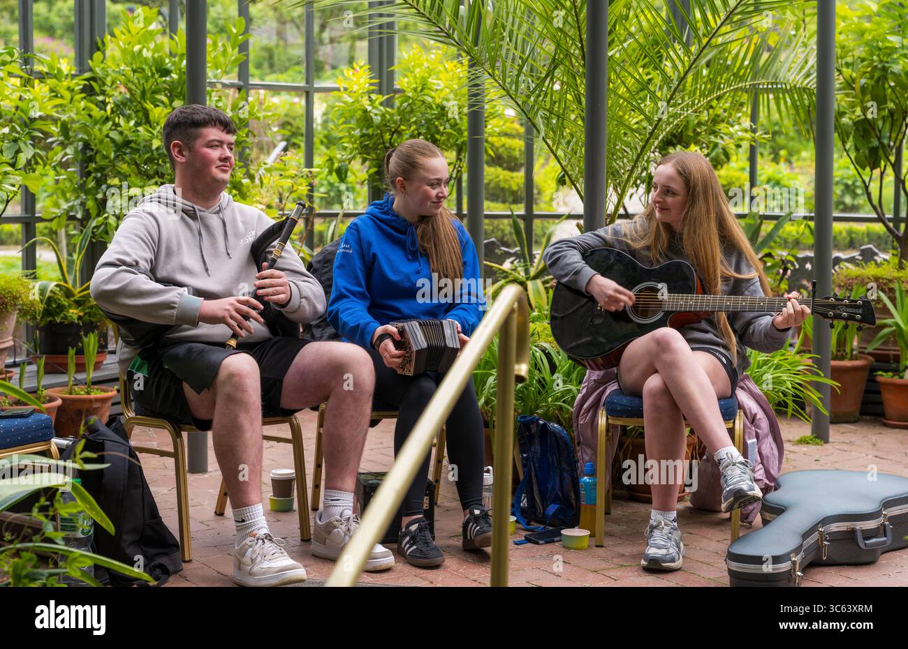 Musica tradizionale irlandese eseguita da giovani musicisti locali, An Crann Óg. Orangery, Glenveagh Castle, Glenveagh National Park, Contea di Donegal, Irlanda. Foto Stock