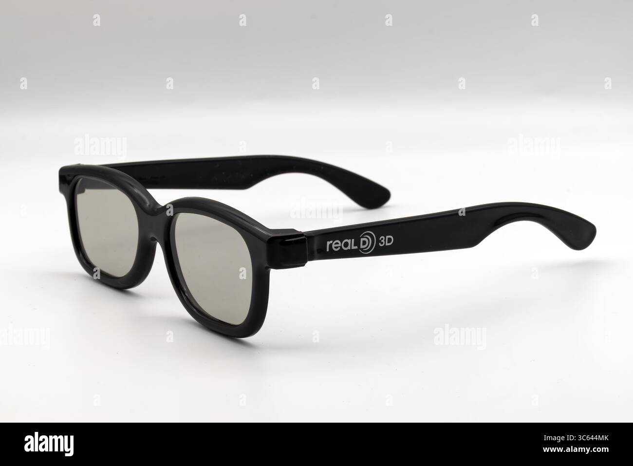 Un paio di occhiali da cinema 3d RealD neri isolati su sfondo bianco, pronti per un'esperienza visiva coinvolgente. Foto Stock