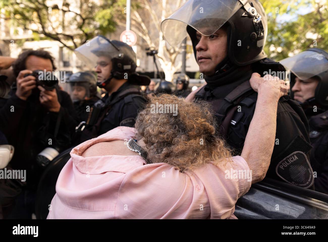 Ciudad Autonoma, Buenos Aires, Argentina. 30 luglio 2025. Una donna supplica un agente di polizia. Un'operazione congiunta della polizia federale e della polizia cittadina ha implementato il protocollo anti-picchetto nelle vicinanze della piazza. In una nuova mobilitazione che richiedeva un aumento del reddito pensionistico e l'accesso ai farmaci, sono stati segnalati incidenti durante l'azione della polizia, che ha delimitato l'area circostante il Congresso Nazionale. (Credit Image: © Virginia Chaile/ZUMA Press Wire) SOLO PER USO EDITORIALE! Non per USO commerciale! Foto Stock