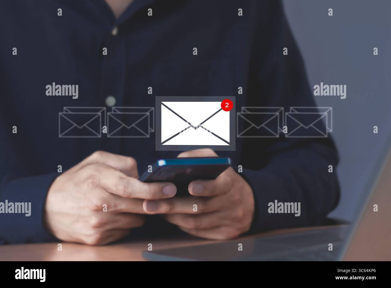 Uomo d'affari con 2 nuove icone di notifica e-mail. Tecnologia di comunicazione aziendale. Foto Stock