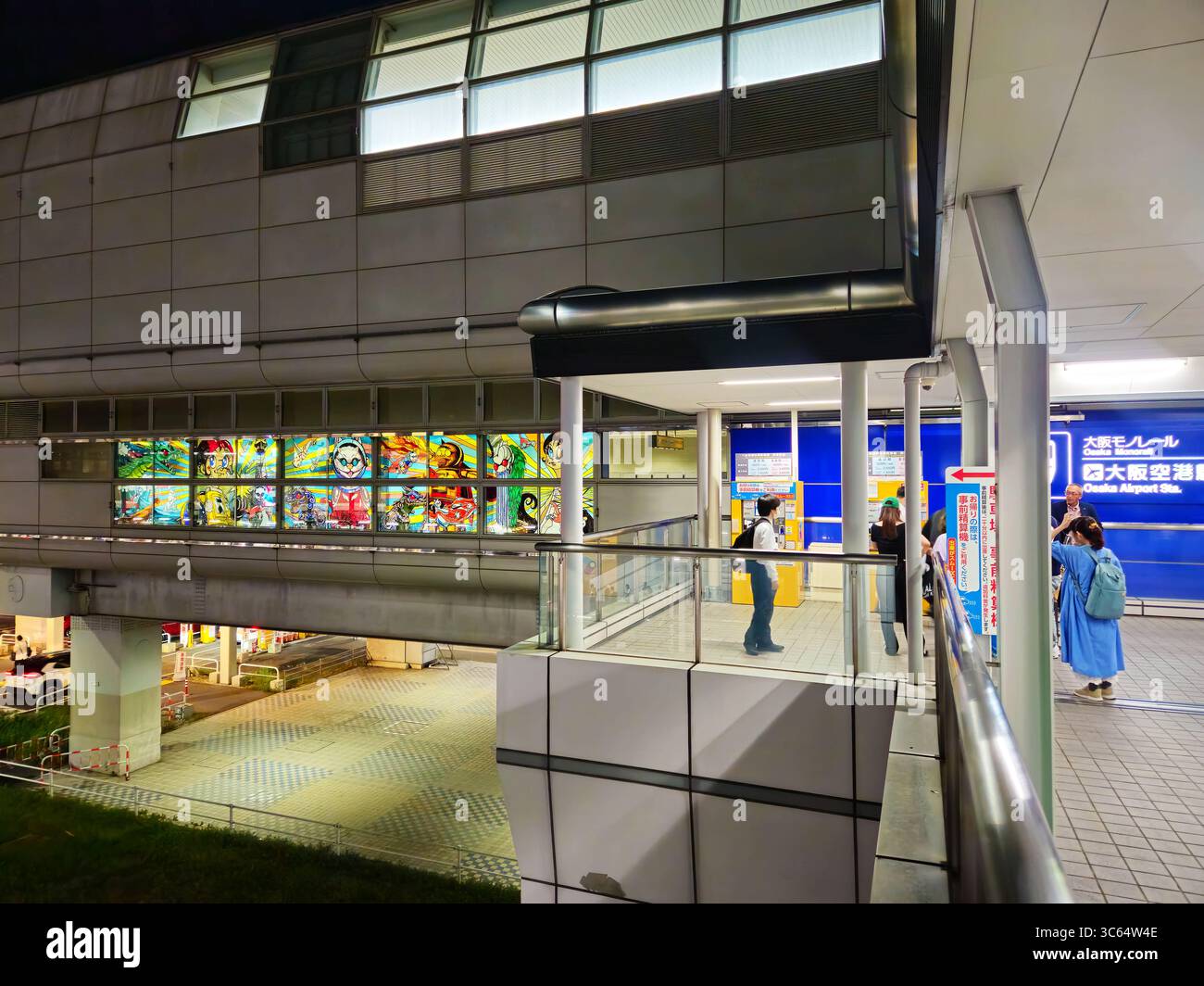 Percorso pedonale della stazione aeroportuale di Osaka presso l'aeroporto Itami, Giappone Foto Stock