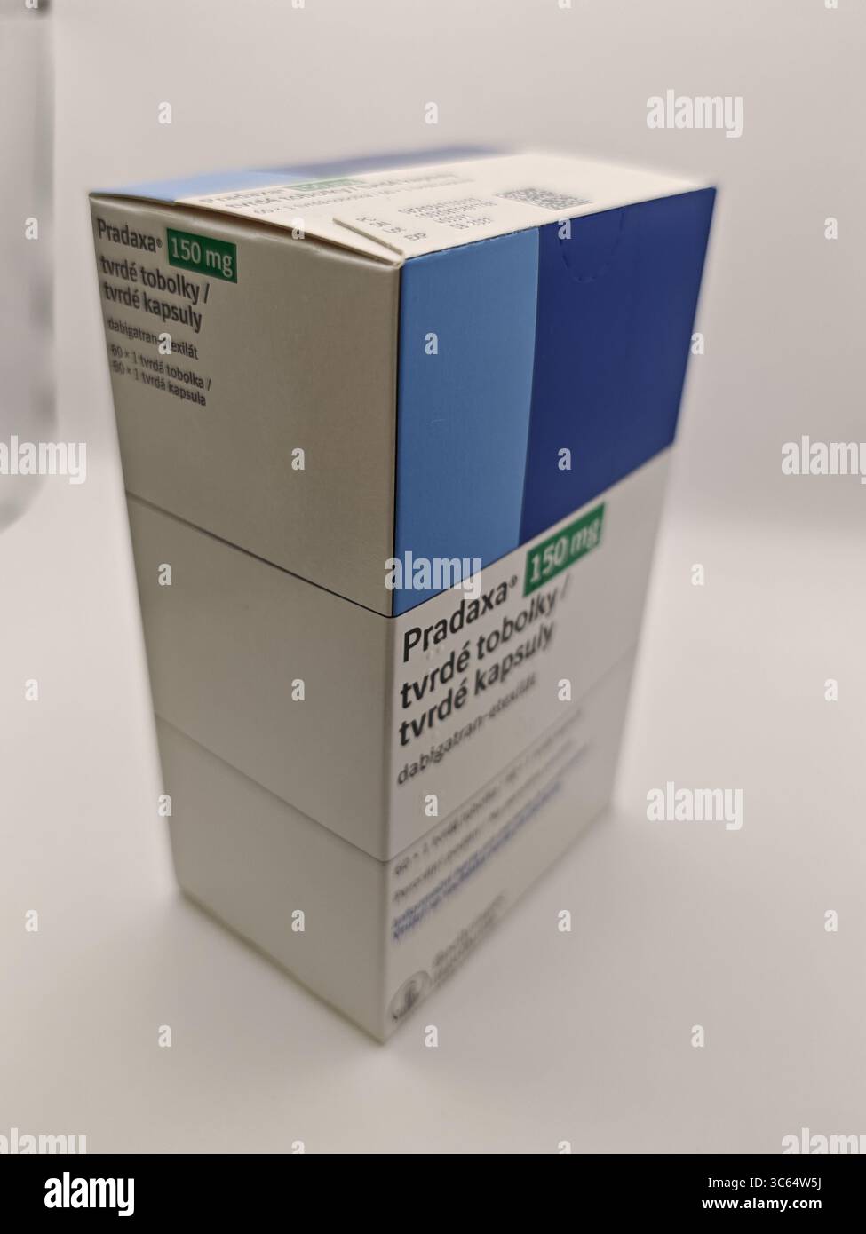 Praga, Repubblica Ceca - giugno 28 2025: Scatola di PRADAXA con sostanza attiva etexilato dabigatran di Boehringer Ingelheim, utilizzata per l'ictus p Foto Stock