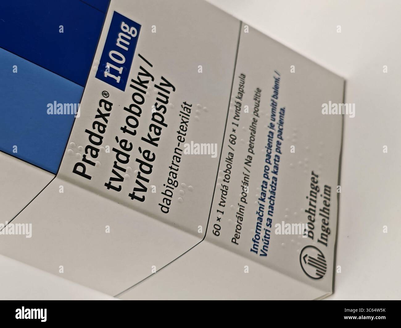 Praga, Repubblica Ceca - giugno 28 2025: Scatola di PRADAXA con sostanza attiva etexilato dabigatran di Boehringer Ingelheim, utilizzata per l'ictus p Foto Stock