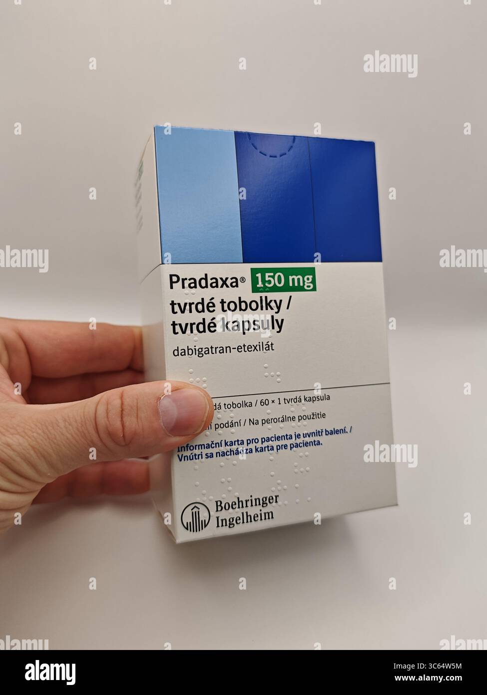 Praga, Repubblica Ceca - giugno 28 2025: Scatola di PRADAXA con sostanza attiva etexilato dabigatran di Boehringer Ingelheim, utilizzata per l'ictus p Foto Stock
