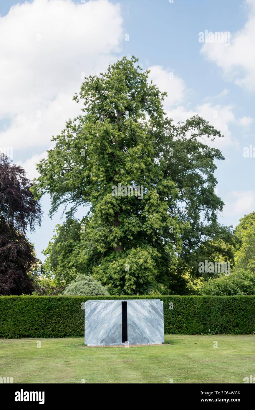 Spazio interno: Santuario. Porfido imperiale e marmo del Bardiglio Imperiale. 2000. Stephen Cox, Myth a Houghton Hall, Norfolk. Foto Stock
