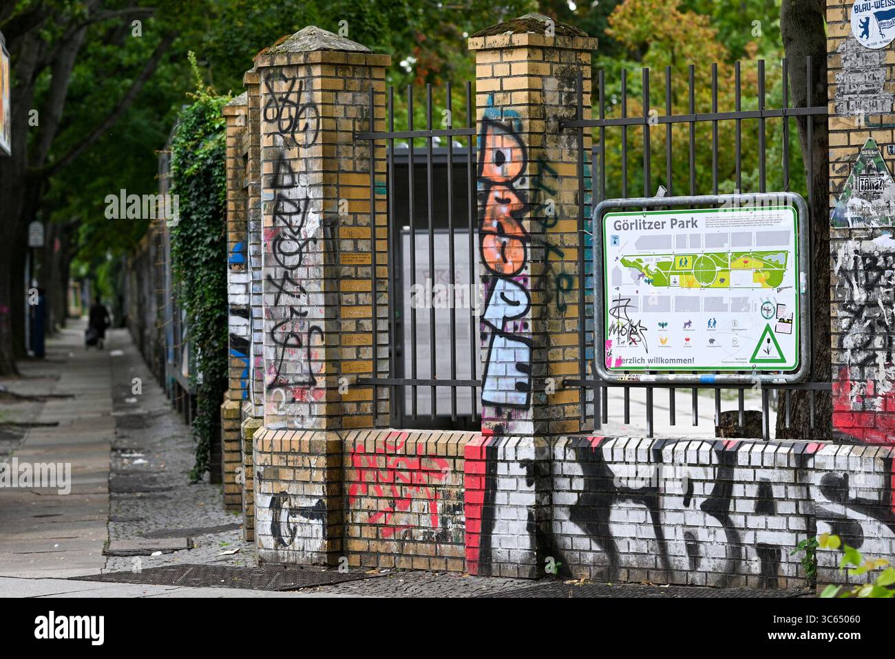 Berlino, Germania. 31 luglio 2025. Un cartello è appeso all'ingresso del parco Görlitzer. C'è una disputa sulla scherma pianificata e la chiusura notturna del parco a Kreuzberg. Il senato rosso-nero spera che il progetto frenerà la criminalità connessa alla droga. Crediti: Jens Kalaene/dpa/Alamy Live News Foto Stock