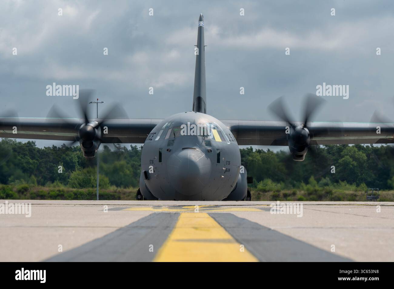 A U.S. Air Force C-130J Super Hercules taxis at Ramstein Air base, Germania, 26 luglio 2025. L'aereo subì il primo stormo di successo Foto Stock
