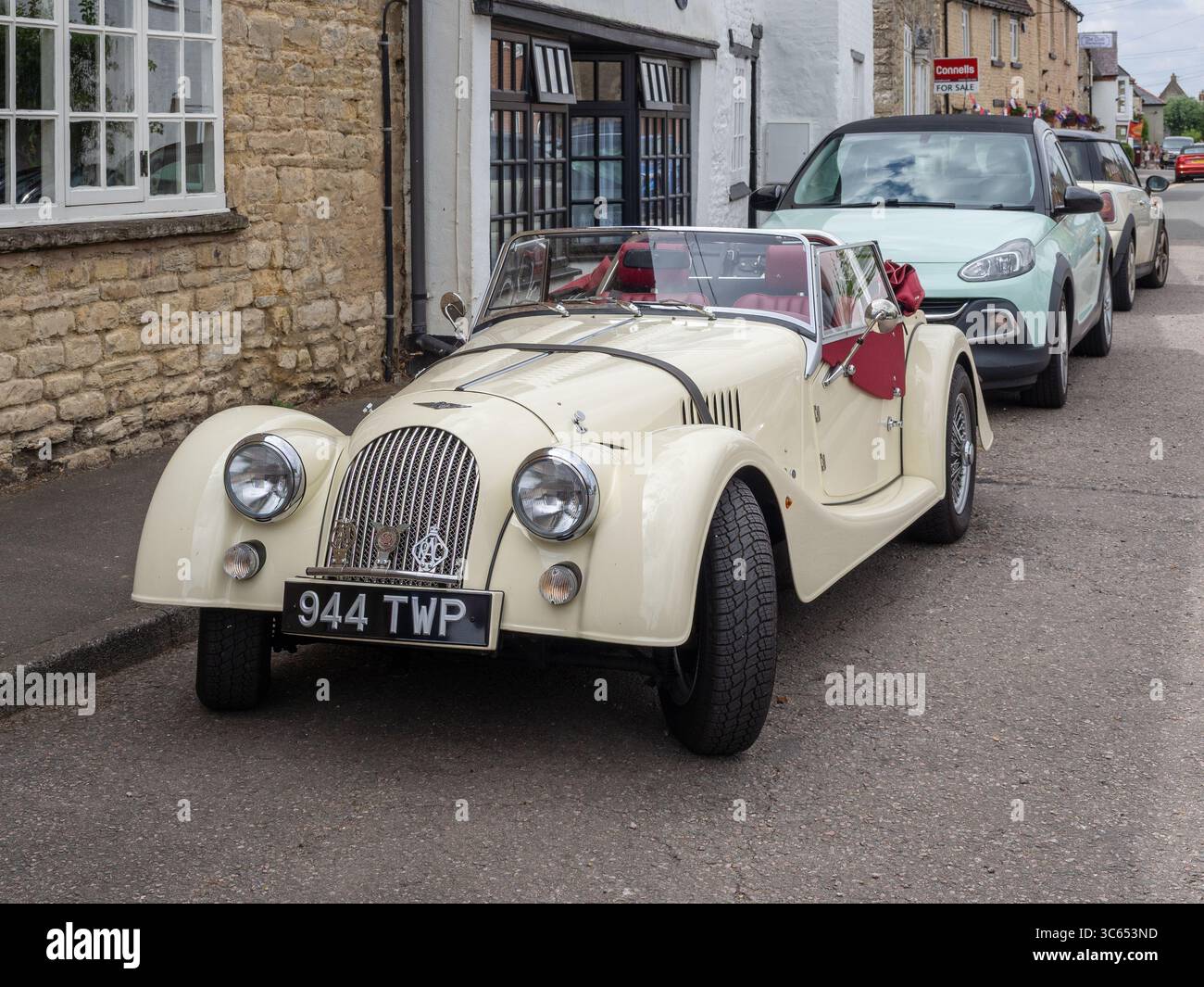 Un'auto sportiva color crema Morgan parcheggiata in una strada a Hanslope, Buckinghamshire, Regno Unito Foto Stock