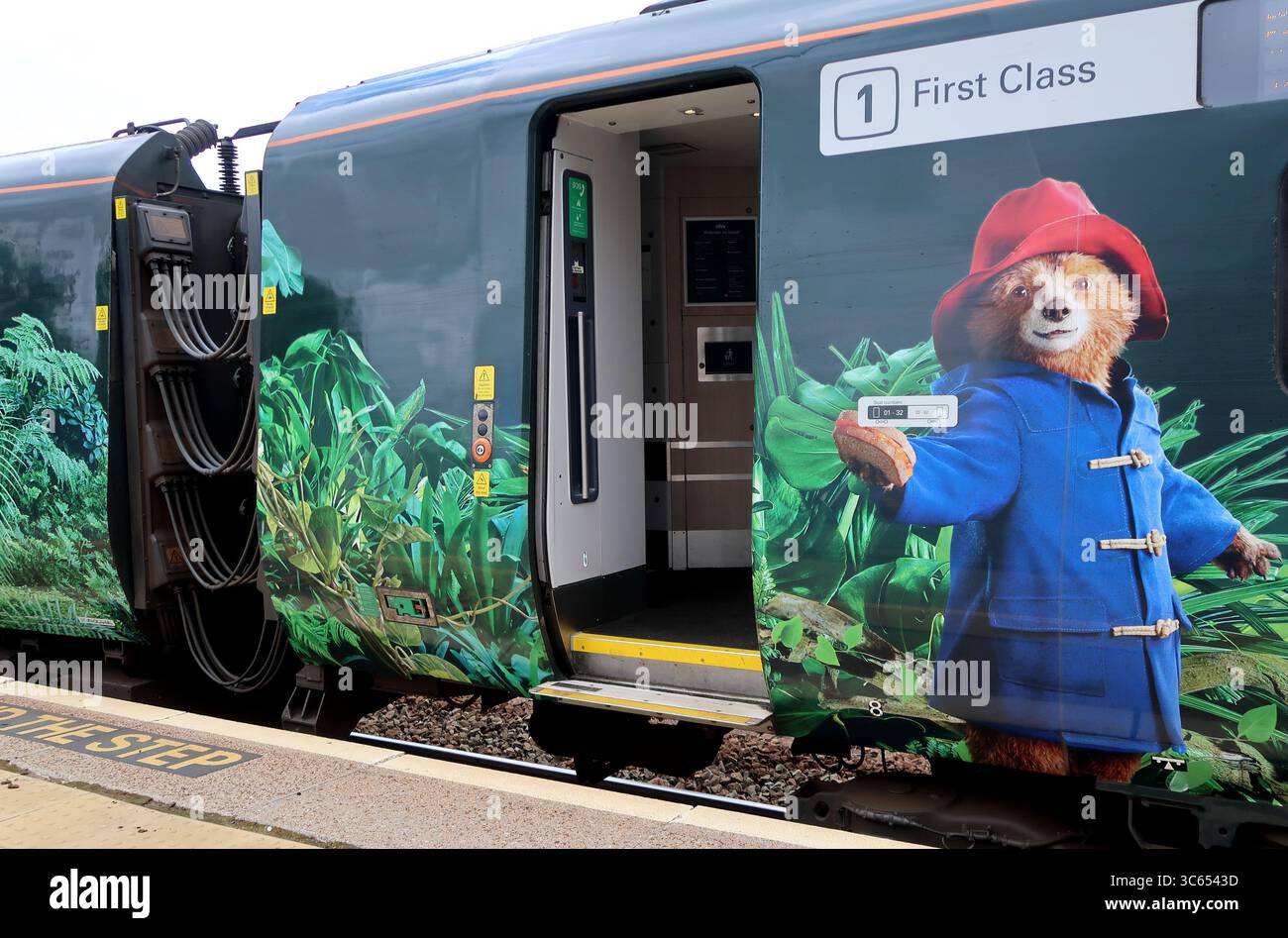 GWR Paddington in Perù, treno che pubblicizza il terzo film di Paddington, visto qui a Totnes, dietro l'auto a motore n. 802106. Foto Stock