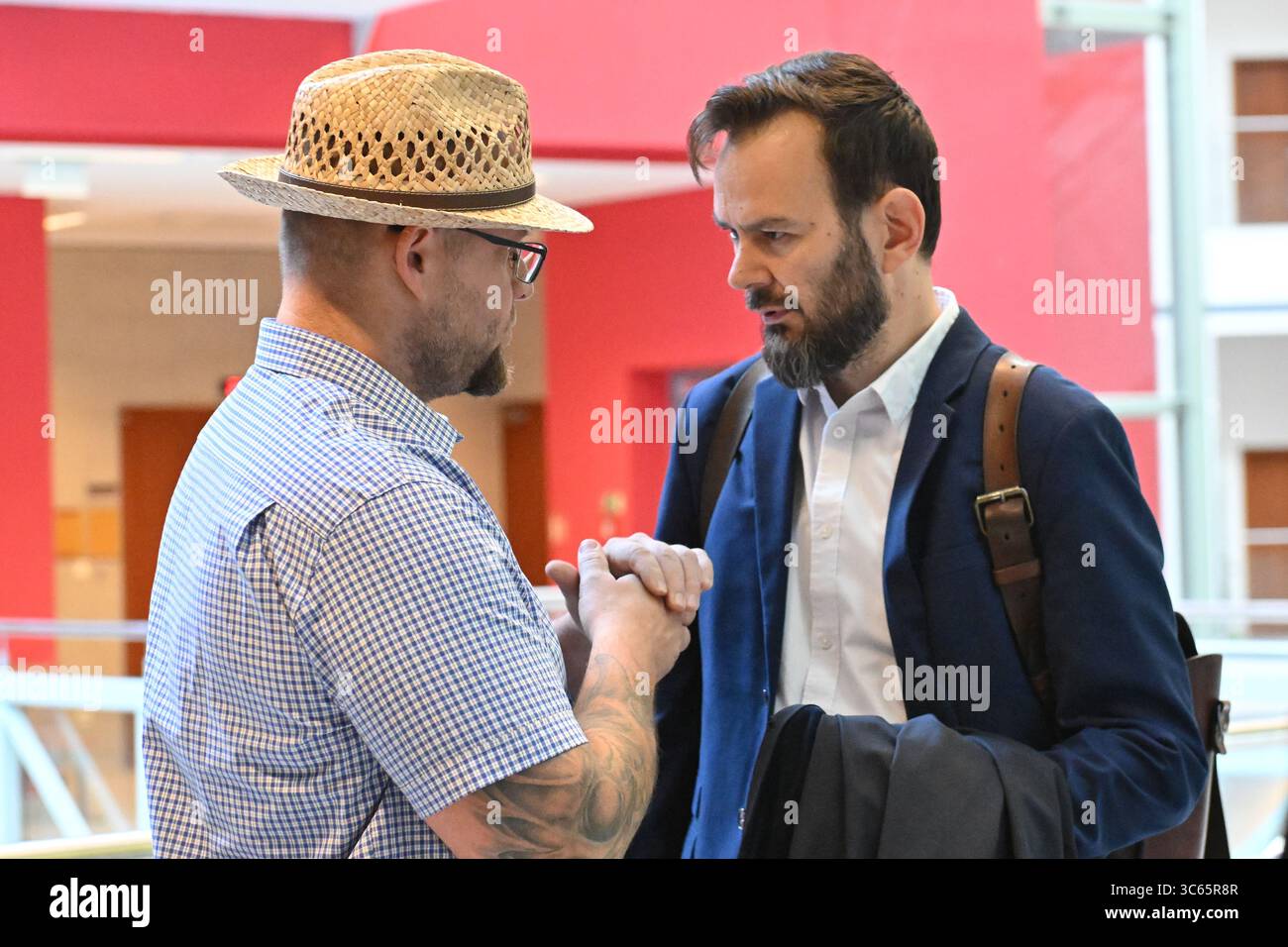 Il Tribunale municipale di Brno ha assolto oggi tutti gli imputati nel caso della pubblicazione della versione ceca del libro dissezione dell'Olocausto da parte del negatore dell'Olocausto Germar Rudolf, in quanto ha concluso che nessun crimine è stato commesso a Brno, Repubblica Ceca, 31 luglio 2025. Il processo fu contro Vitezslav Baranek, Pavel Kamas (a sinistra), Erik Sedlacek e Lukas Novak, nonché rappresentanti legali delle case editrici Guidemedia, Our Direction e Pavel Kamas Publishing House. Sulla destra c'è Robert Cholensky, avvocato. (CTK Photo/Vaclav Salek) Foto Stock