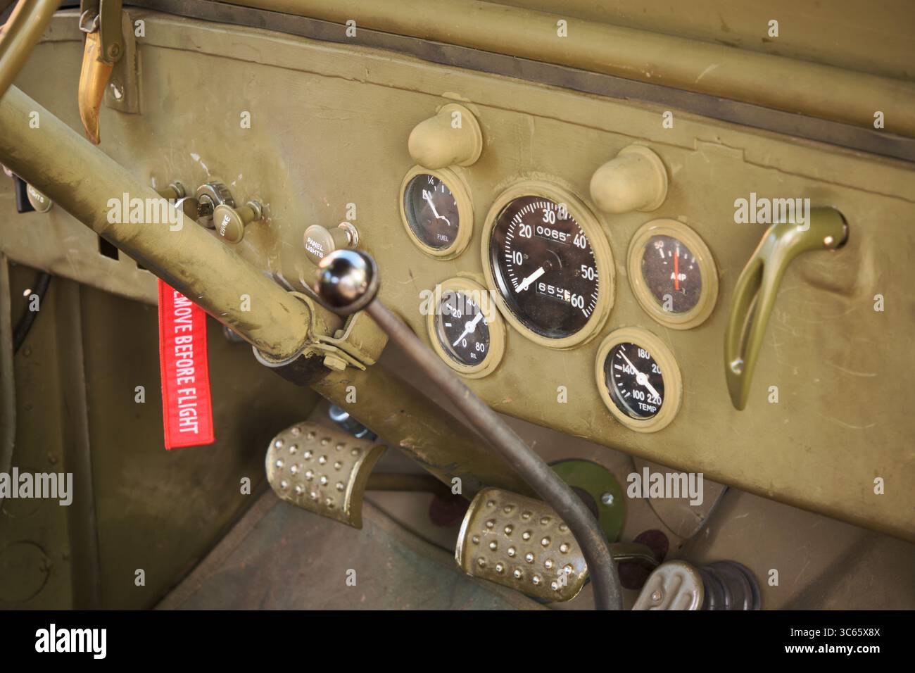 Primo piano del cruscotto e della chiave di accensione con la scritta «rimuovere prima del volo» su una jeep militare Willys restaurata durante un memorandum di liberazione della seconda guerra mondiale Foto Stock