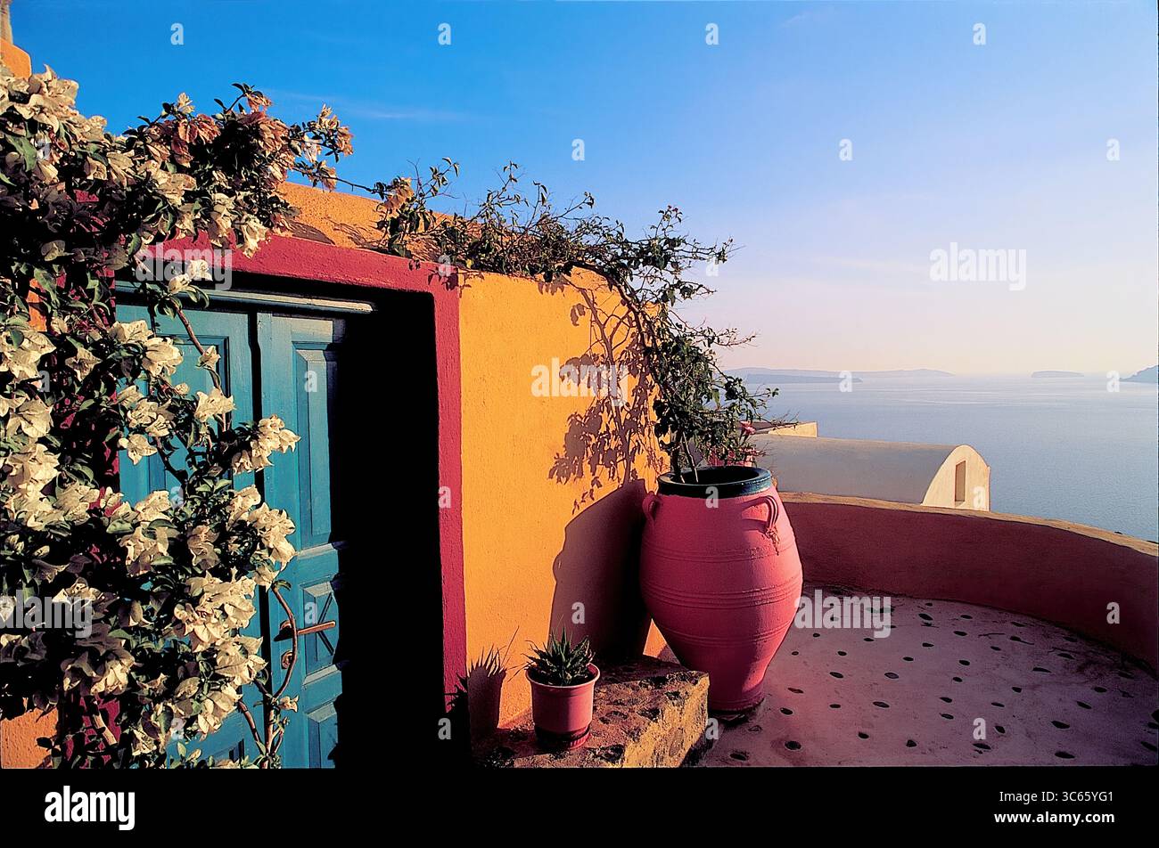 L'armonia del colore e della natura nell'architettura costiera Foto Stock