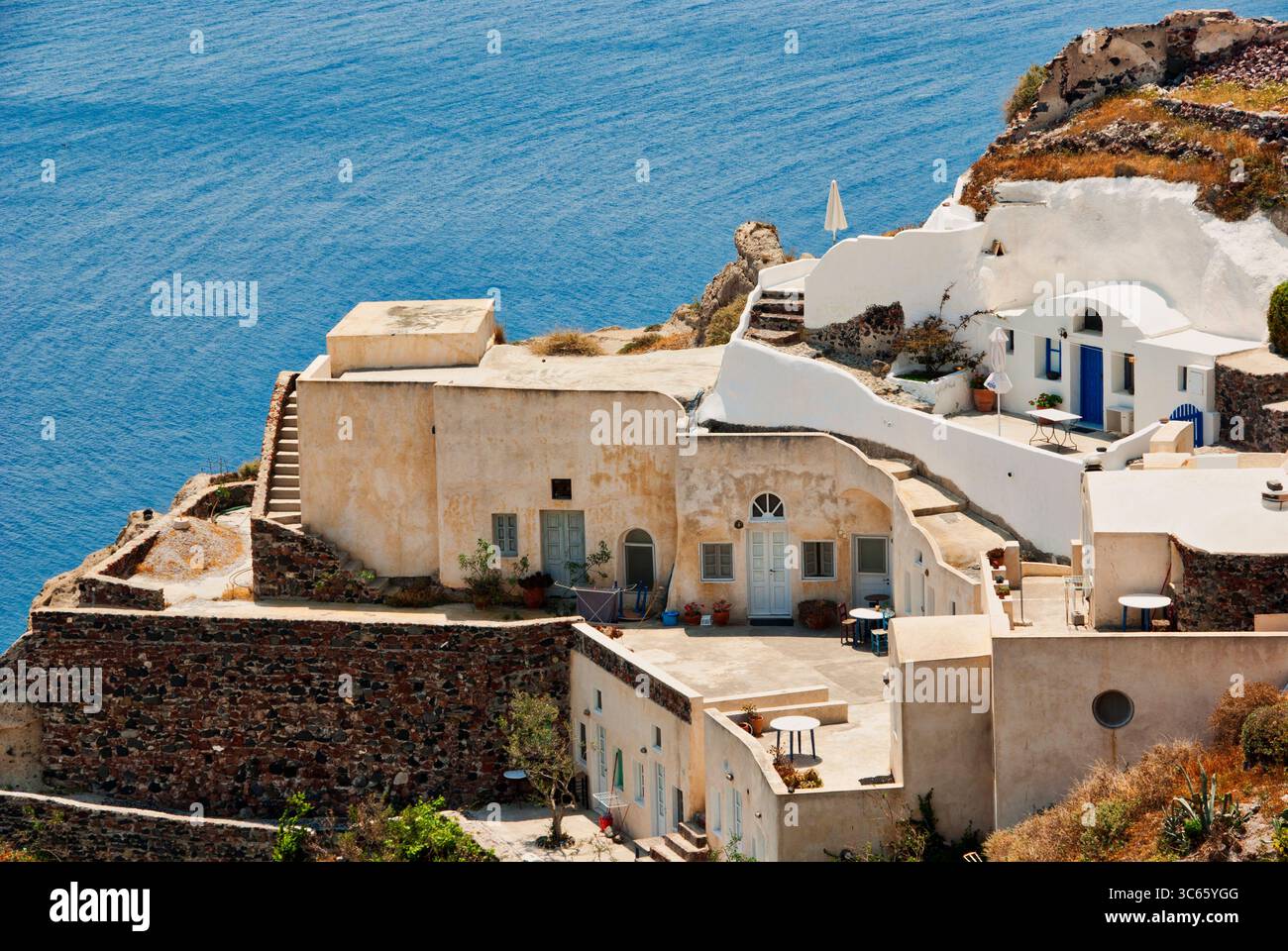 Architettura costiera imbiancata dell'isola di Santorini: Un paesaggio sereno Foto Stock
