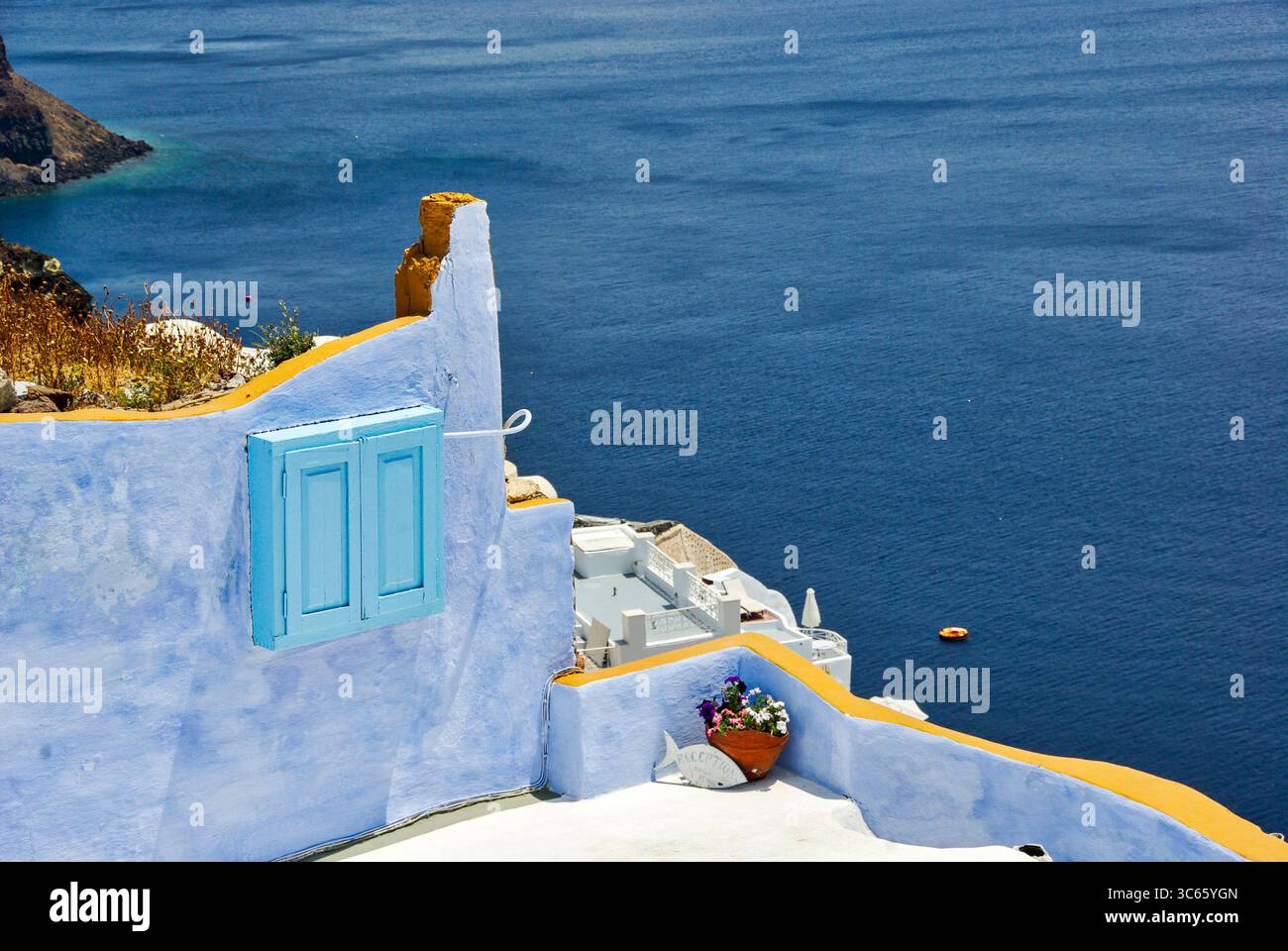 Architettura costiera, serenità estiva in blu Foto Stock