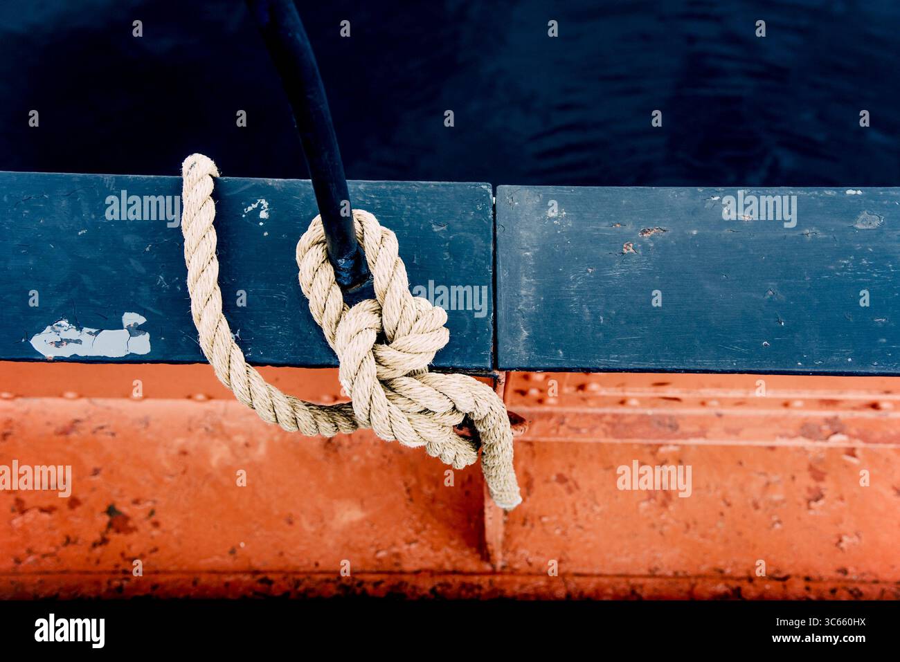 Primo piano della fune di ormeggio con estremità annodata legata intorno alla tacca sulla barca a vela con attrezzatura per molo Foto Stock