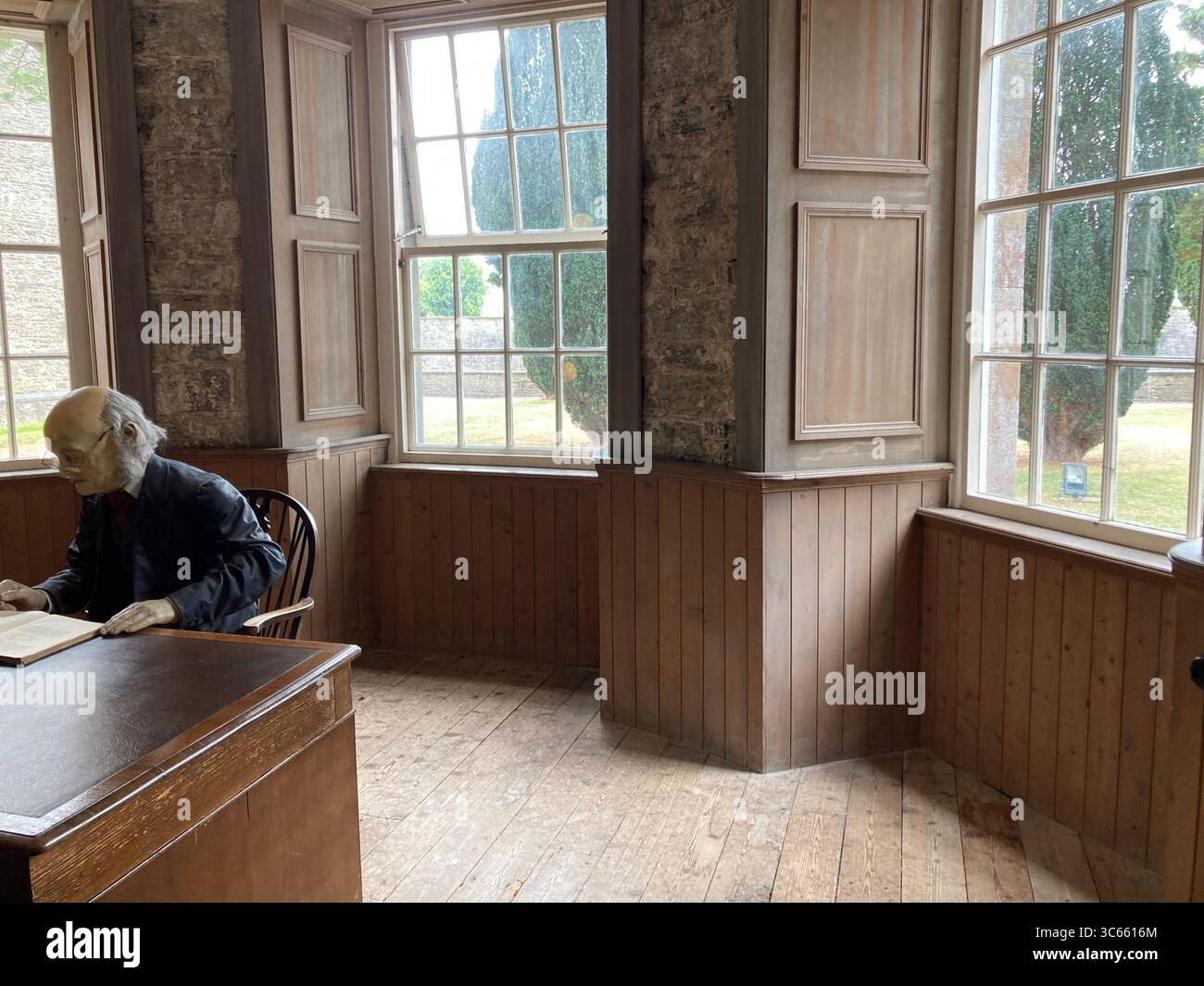 Vista interna del museo della prigione di Cork City Gaol, che mostra i corridoi delle celle e le mostre storiche della prigione Foto Stock