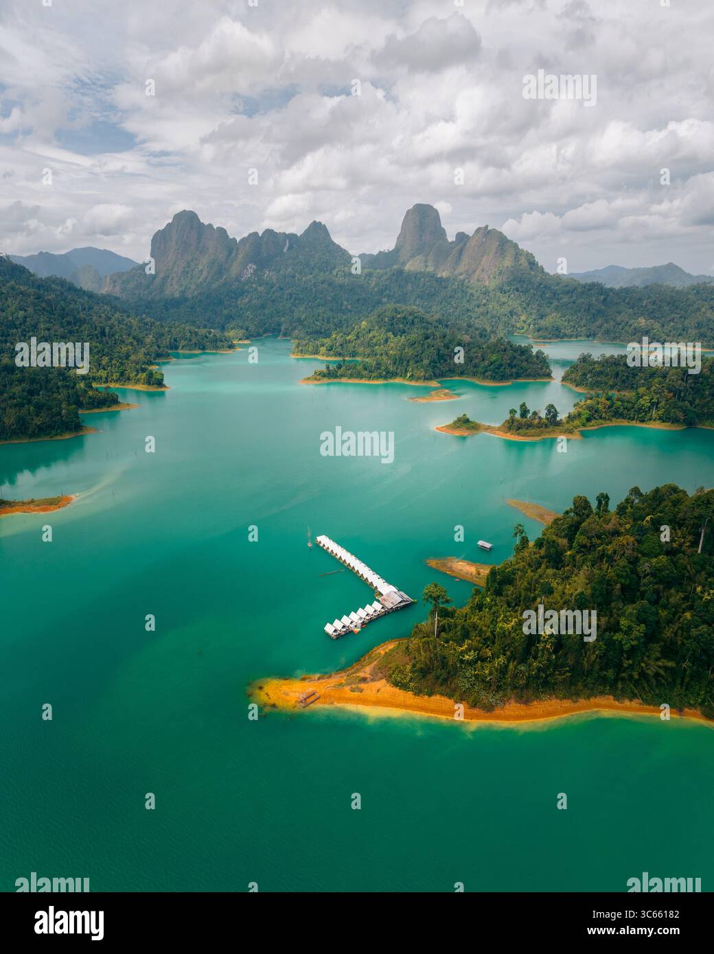 La vista aerea delle acque color smeraldo riflette il cielo, cullando le isole verdeggianti e le torreggianti scogliere calcaree, un paradiso tranquillo, il Parco Nazionale di Khao Sok, Surat Thani, Thailandia. Foto Stock