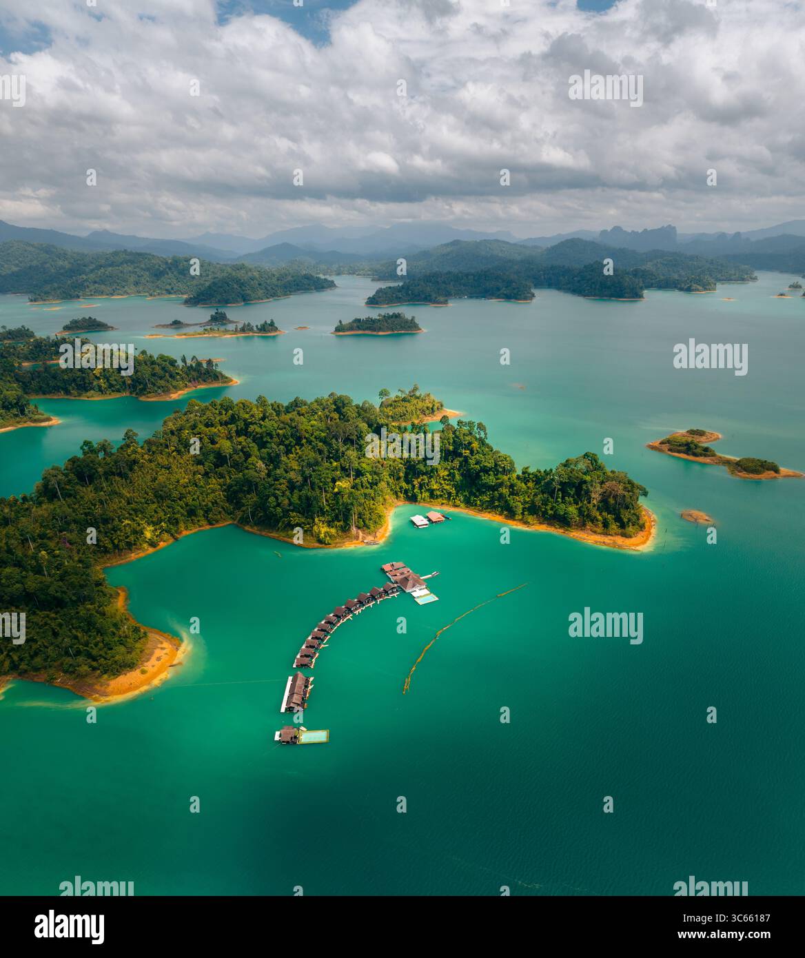 Vista aerea delle isole sparse nelle acque turchesi, lussureggiante vegetazione che incontra la riva in una vivace danza di colore, il Parco Nazionale di Khao Sok, Surat Thani, Thailandia. Foto Stock