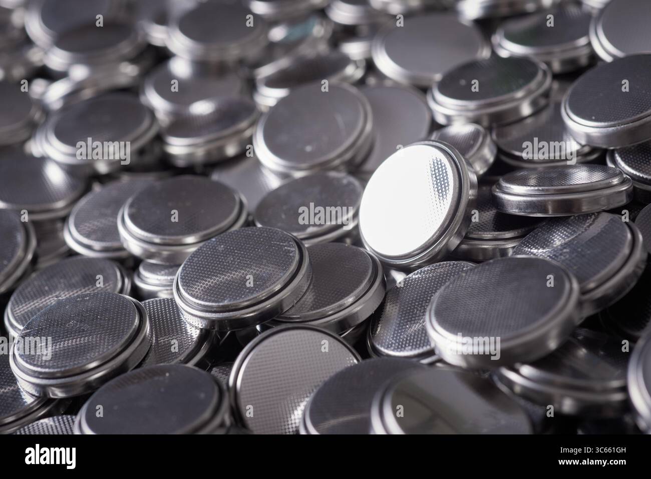 Primo piano di un enorme gruppo di batterie a bottone usa e getta su un tavolo Foto Stock