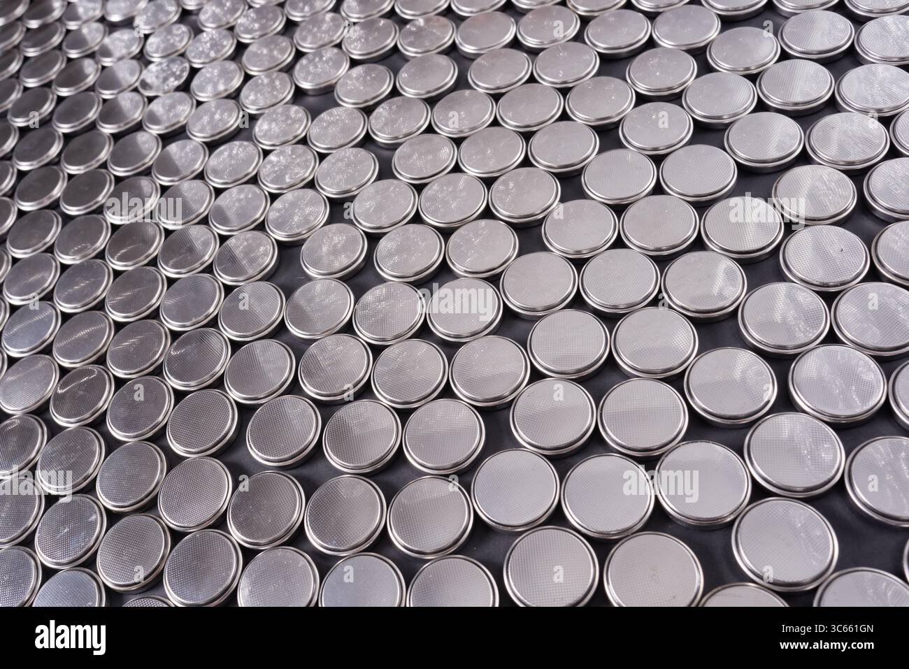 Primo piano di un enorme gruppo di batterie a bottone usa e getta su un tavolo Foto Stock