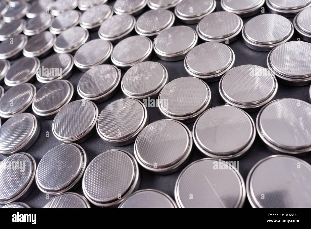 Primo piano di un enorme gruppo di batterie a bottone usa e getta su un tavolo Foto Stock