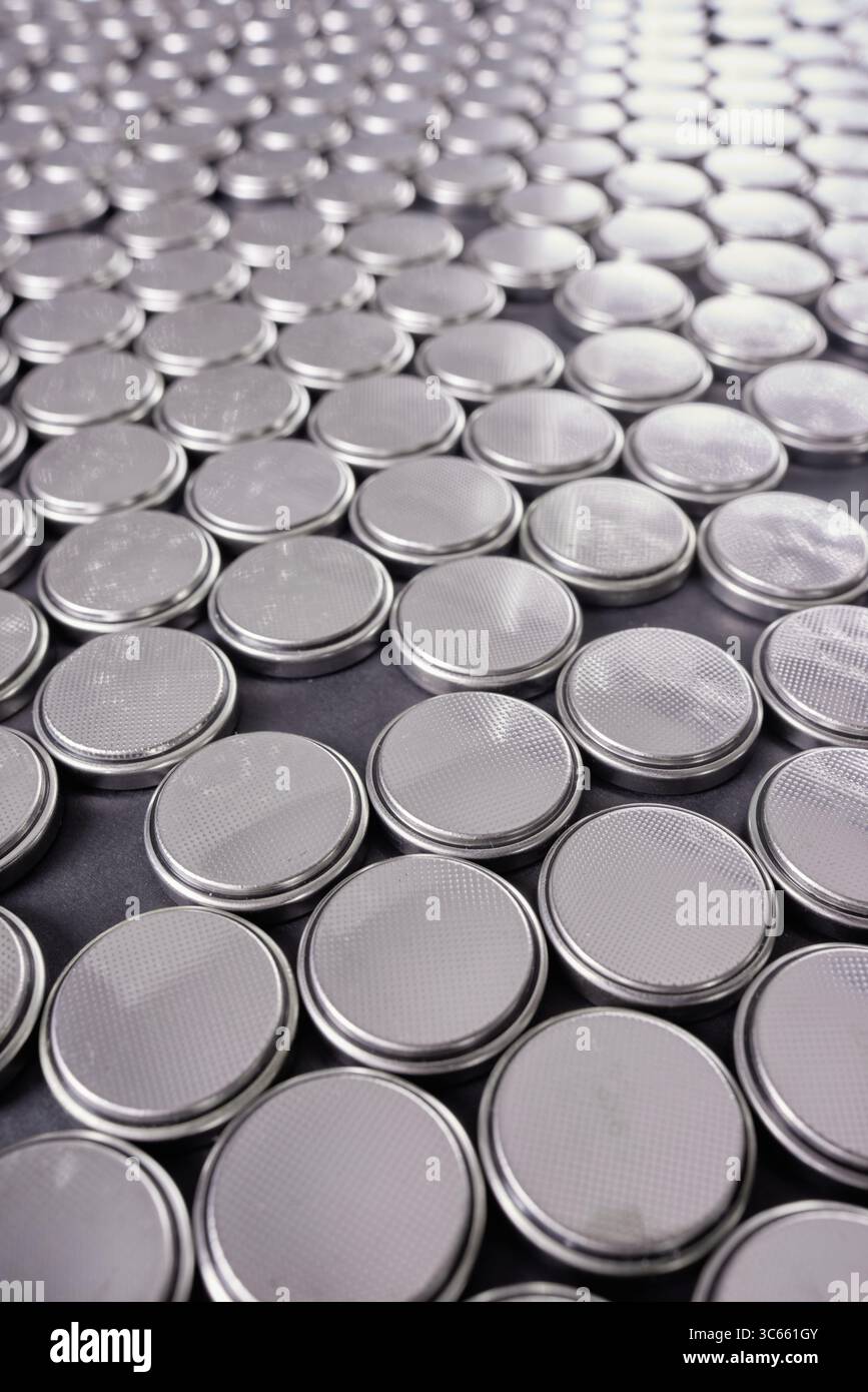 Primo piano di un enorme gruppo di batterie a bottone usa e getta su un tavolo Foto Stock
