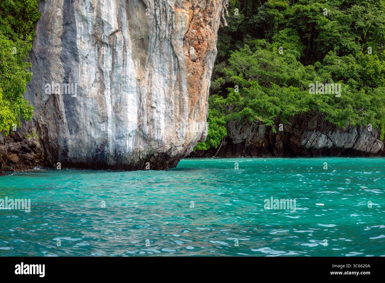 Dintorni naturali dell'isola di Ko Phi Phi Lee nella provincia di Krabi, Thailandia, con acque color smeraldo e rocce mozzafiato Foto Stock