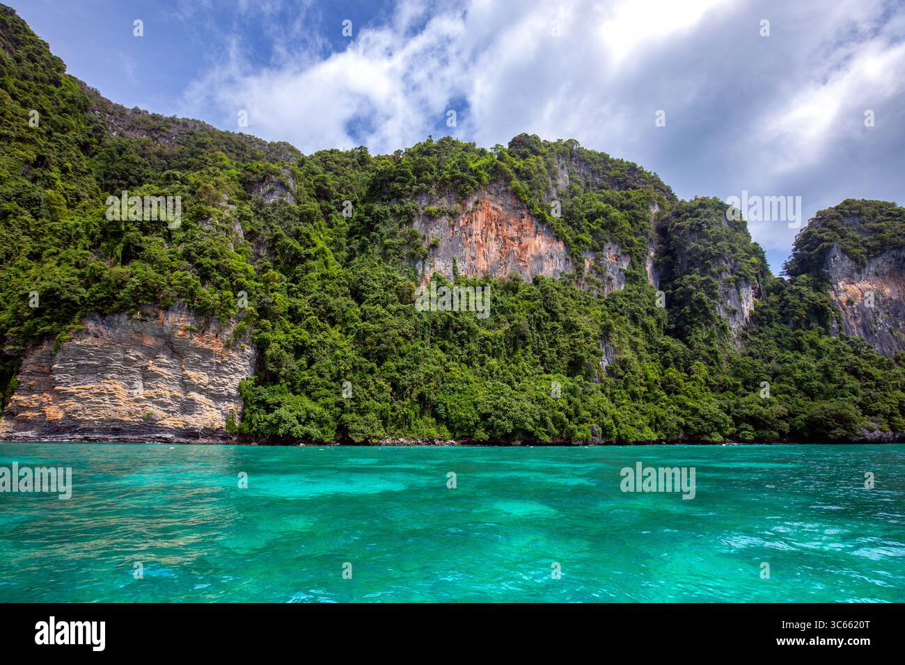 Dintorni naturali dell'isola di Ko Phi Phi Lee nella provincia di Krabi, Thailandia, con acque color smeraldo e rocce mozzafiato Foto Stock