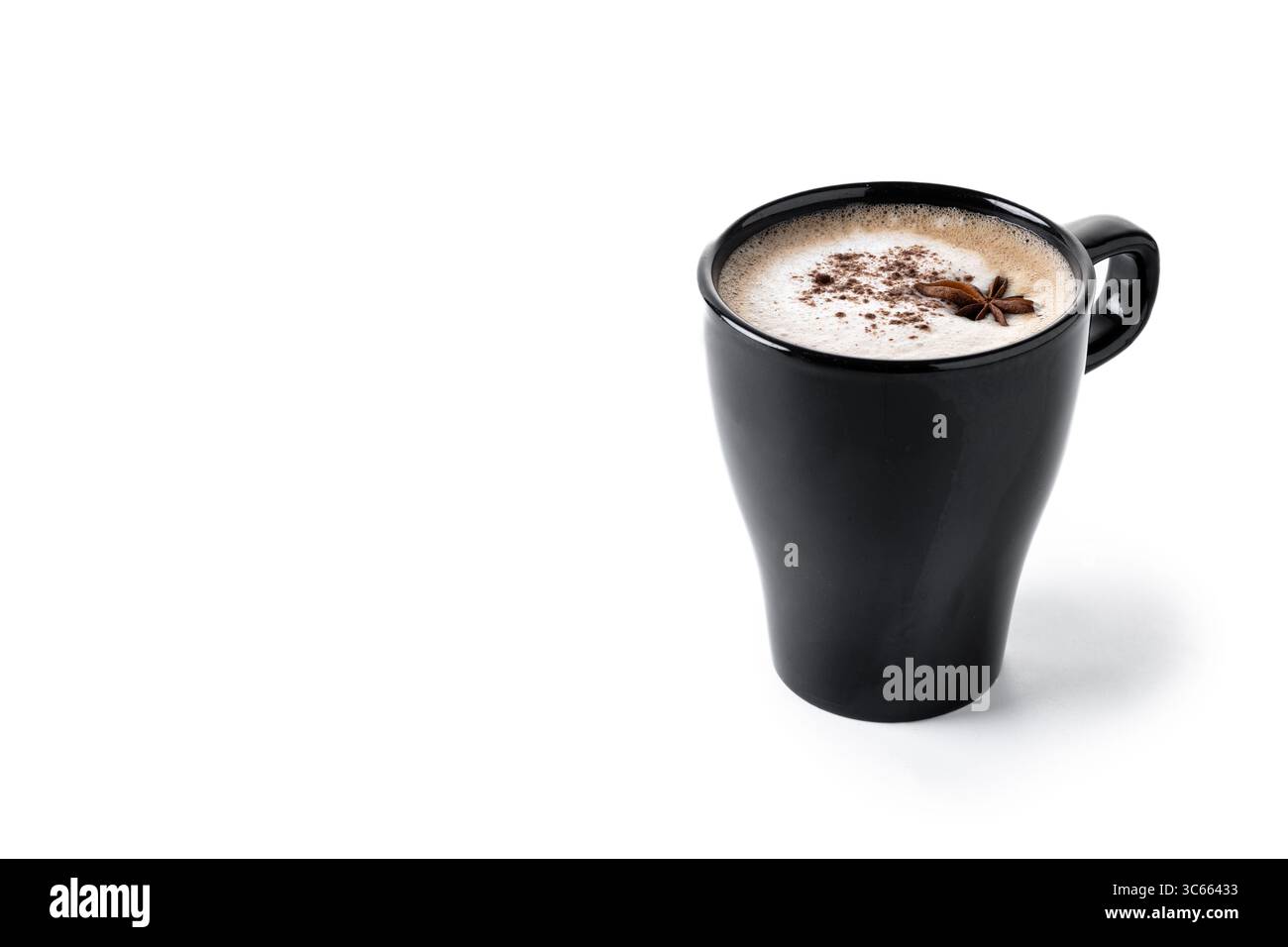 Latte chai caldo servito in una moderna tazza nera, condito con spezie macinate e anice stellato. isolato su fondo bianco Foto Stock
