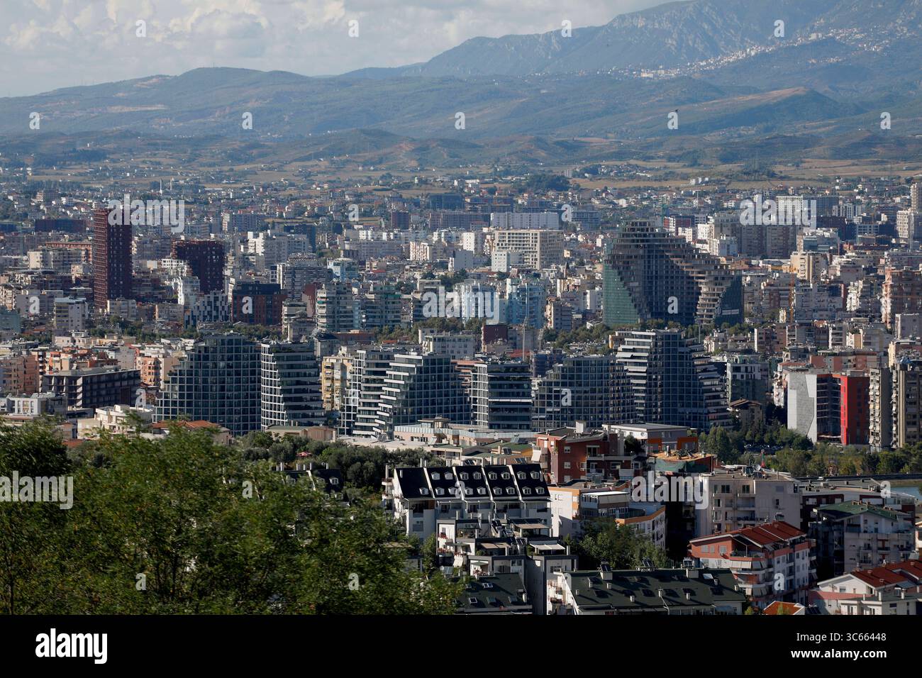 Una vista panoramica di Tirana mostra gli edifici dell'era comunista e le torri di nuova costruzione nella capitale albanese il 30 luglio 2025. Il primo ministro albanese Edi Rama collabora con famosi architetti internazionali come Stefano Boeri, Bjarke Ingels, Marco Casamonti, tra gli altri, per dare un nuovo sguardo alla città ex comunista, un rapido cambiamento che viene resistito dalla società civile e dalla comunità locale che risente della perdita della memoria storica e della densità di nuovi sviluppi. TIRANA ALBANIA Copyright: XGENTxSHKULLAKUx Foto Stock