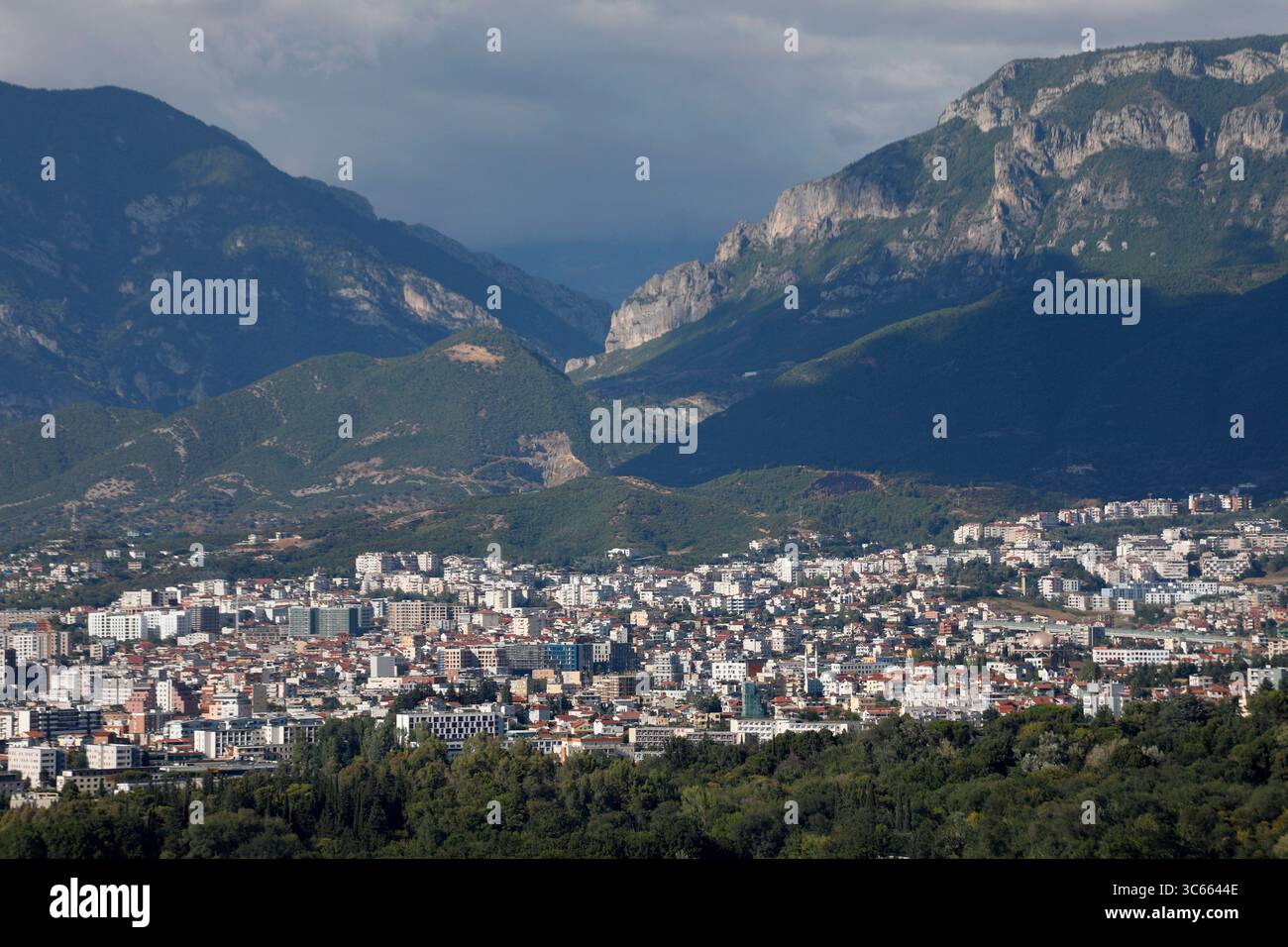 Una vista panoramica di Tirana mostra gli edifici dell'era comunista e le torri di nuova costruzione nella capitale albanese il 30 luglio 2025. Il primo ministro albanese Edi Rama collabora con famosi architetti internazionali come Stefano Boeri, Bjarke Ingels, Marco Casamonti, tra gli altri, per dare un nuovo sguardo alla città ex comunista, un rapido cambiamento che viene resistito dalla società civile e dalla comunità locale che risente della perdita della memoria storica e della densità di nuovi sviluppi. TIRANA ALBANIA Copyright: XGENTxSHKULLAKUx Foto Stock