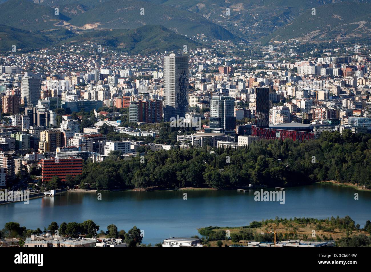 Una vista panoramica di Tirana mostra gli edifici dell'era comunista e le torri di nuova costruzione nella capitale albanese il 30 luglio 2025. Il primo ministro albanese Edi Rama collabora con famosi architetti internazionali come Stefano Boeri, Bjarke Ingels, Marco Casamonti, tra gli altri, per dare un nuovo sguardo alla città ex comunista, un rapido cambiamento che viene resistito dalla società civile e dalla comunità locale che risente della perdita della memoria storica e della densità di nuovi sviluppi. TIRANA ALBANIA Copyright: XGENTxSHKULLAKUx Foto Stock