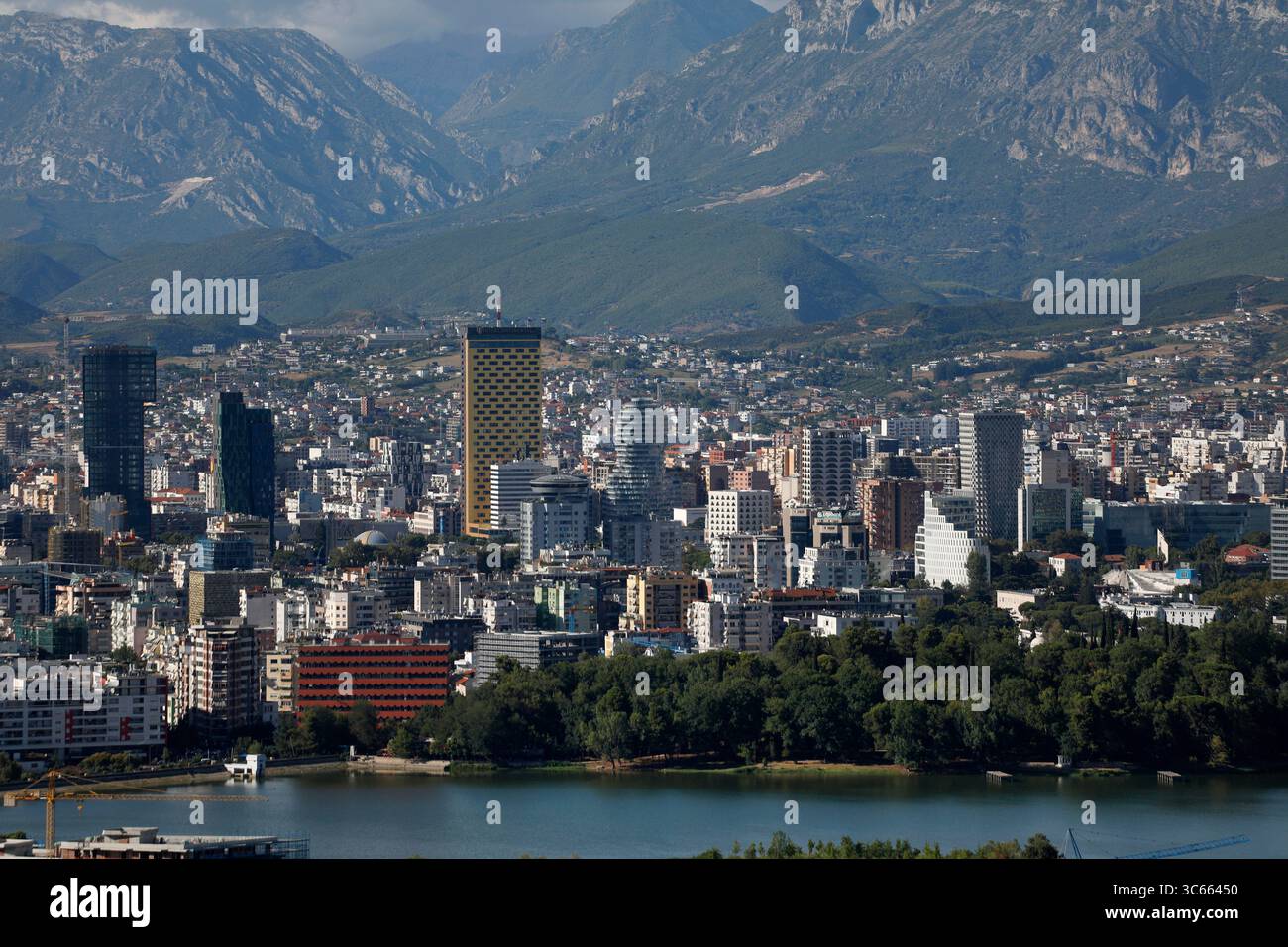 Una vista panoramica di Tirana mostra gli edifici dell'era comunista e le torri di nuova costruzione nella capitale albanese il 30 luglio 2025. Il primo ministro albanese Edi Rama collabora con famosi architetti internazionali come Stefano Boeri, Bjarke Ingels, Marco Casamonti, tra gli altri, per dare un nuovo sguardo alla città ex comunista, un rapido cambiamento che viene resistito dalla società civile e dalla comunità locale che risente della perdita della memoria storica e della densità di nuovi sviluppi. TIRANA ALBANIA Copyright: XGENTxSHKULLAKUx Foto Stock