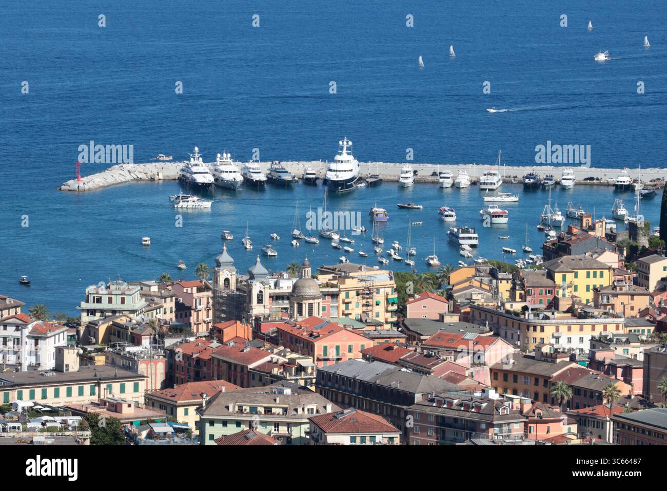 Camogli, Italia - 11 luglio 2025. Yacht, barche nella baia della Liguria. Mare e turismo in Italia. Edifici tradizionali. Sfondo per la progettazione. Foto Stock