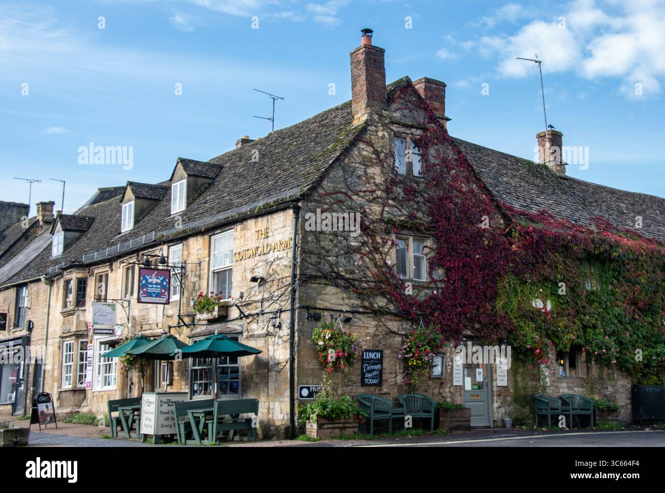 Cotswolds ospita edifici in pietra, piante da giardino di Burford in inverno Foto Stock