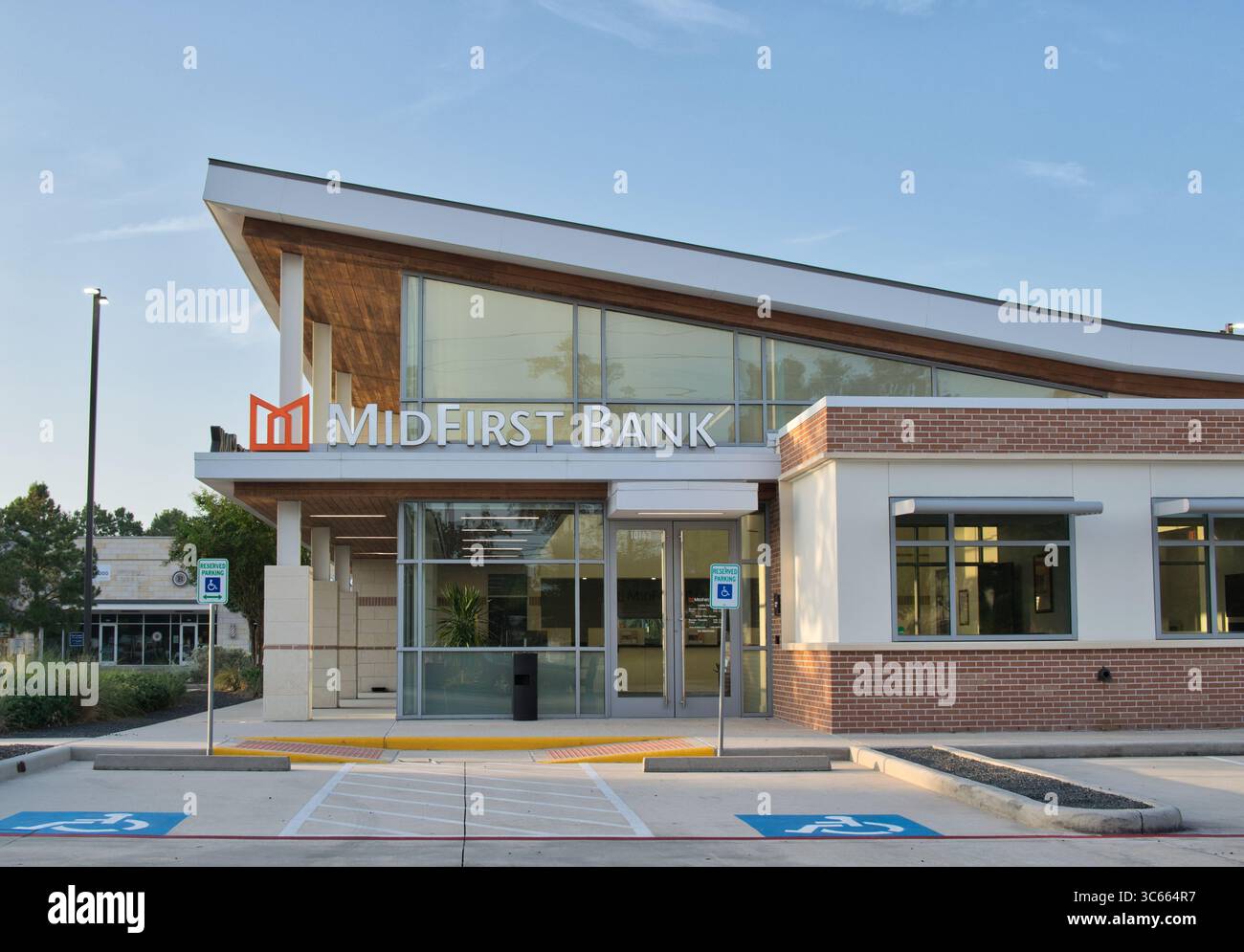 Houston, Texas USA 07-13-2025: Sede della MidFirst Bank, edificio di fronte all'esterno dell'istituto finanziario. Foto Stock