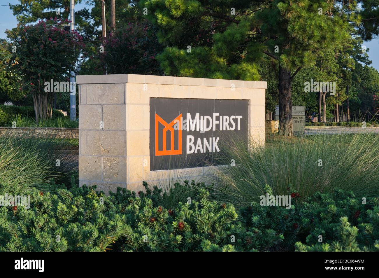 Houston, Texas USA 07-13-2025: Segnale della sede della MidFirst Bank fuori dall'istituto finanziario. Foto Stock