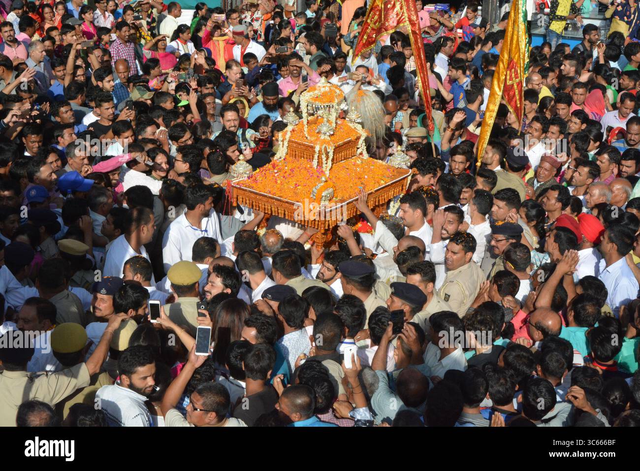 Maa Shoolini Doli viene trasportato durante la tradizionale processione presso la Fiera di Shoolini a Solan, Himachal Pradesh. Foto Stock