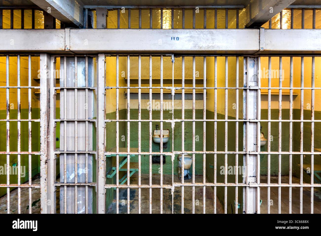 Cella carceraria di base sulla famigerata isola di Alcatraz al largo di San Francisco, California, Stati Uniti. Foto Stock